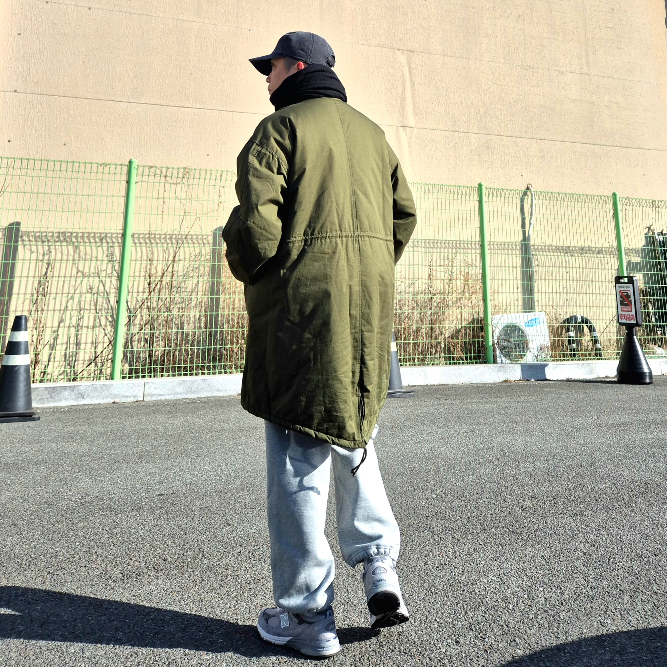 New Balance 993 Made in USA Grey - D Standard, Nike Solo Swoosh Fleece Open Hem Pants Dark Grey Heather Light Smoke Grey - Asia 착용 스타일 - 1