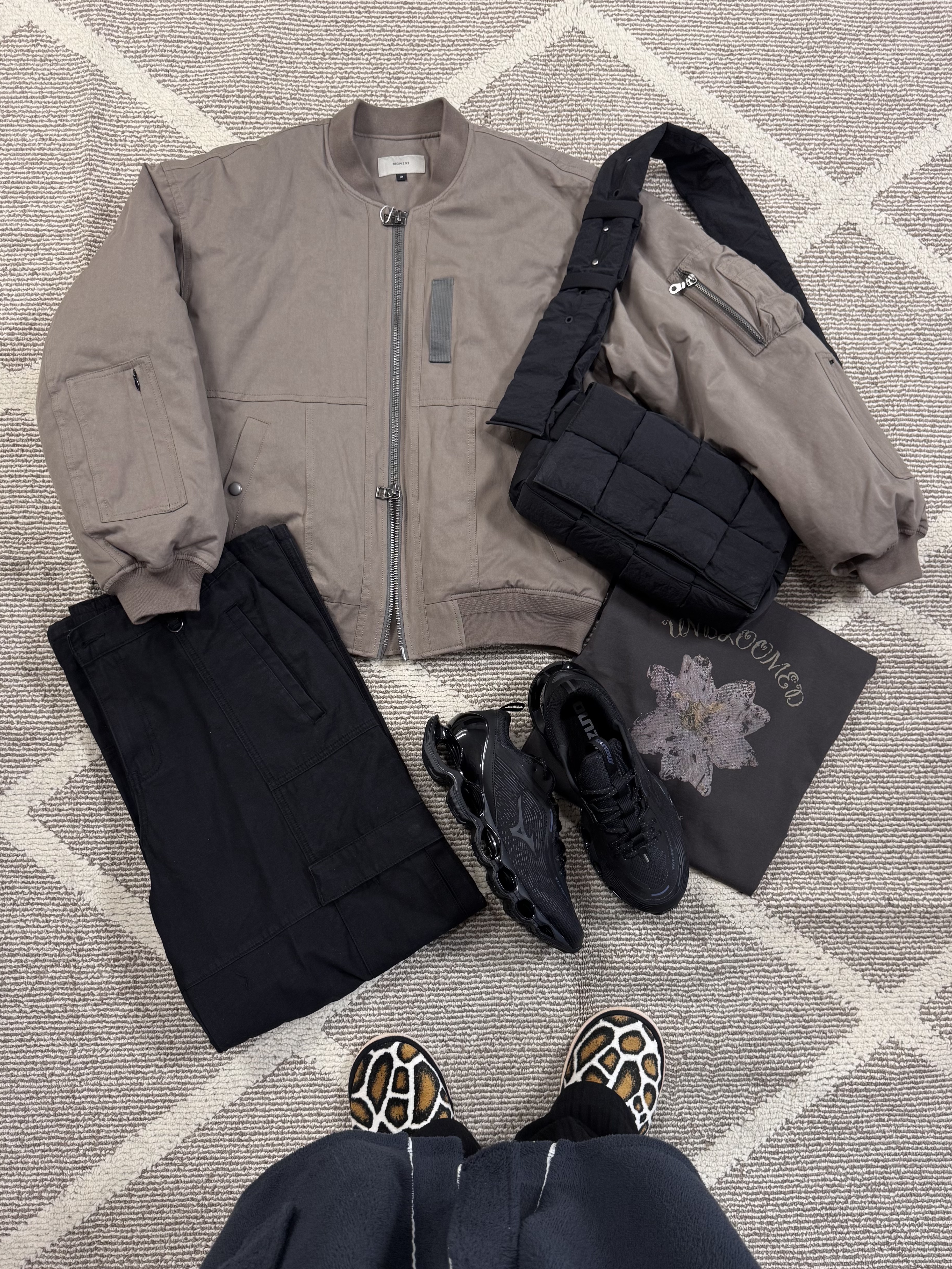 Bottega Veneta Padded Tech Cassette Black 착용 스타일