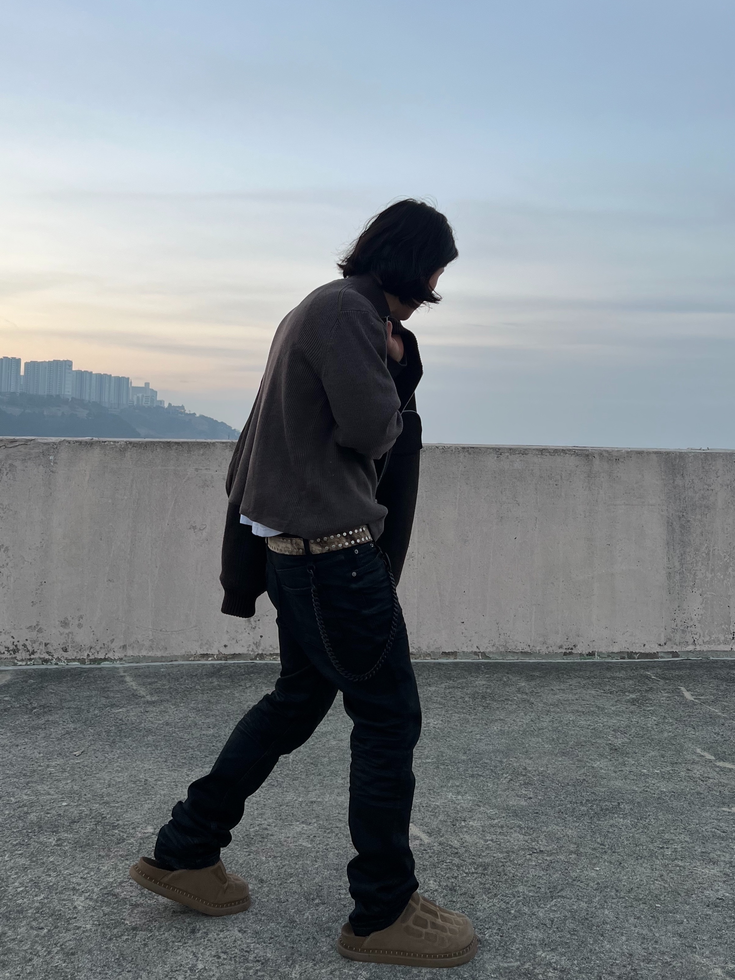 Kinchi x Yiyae Bone Mule Camel, Undermycar Black Bold Chain Slim Straight Wax Coated Jeans Black 착용 스타일 - 2