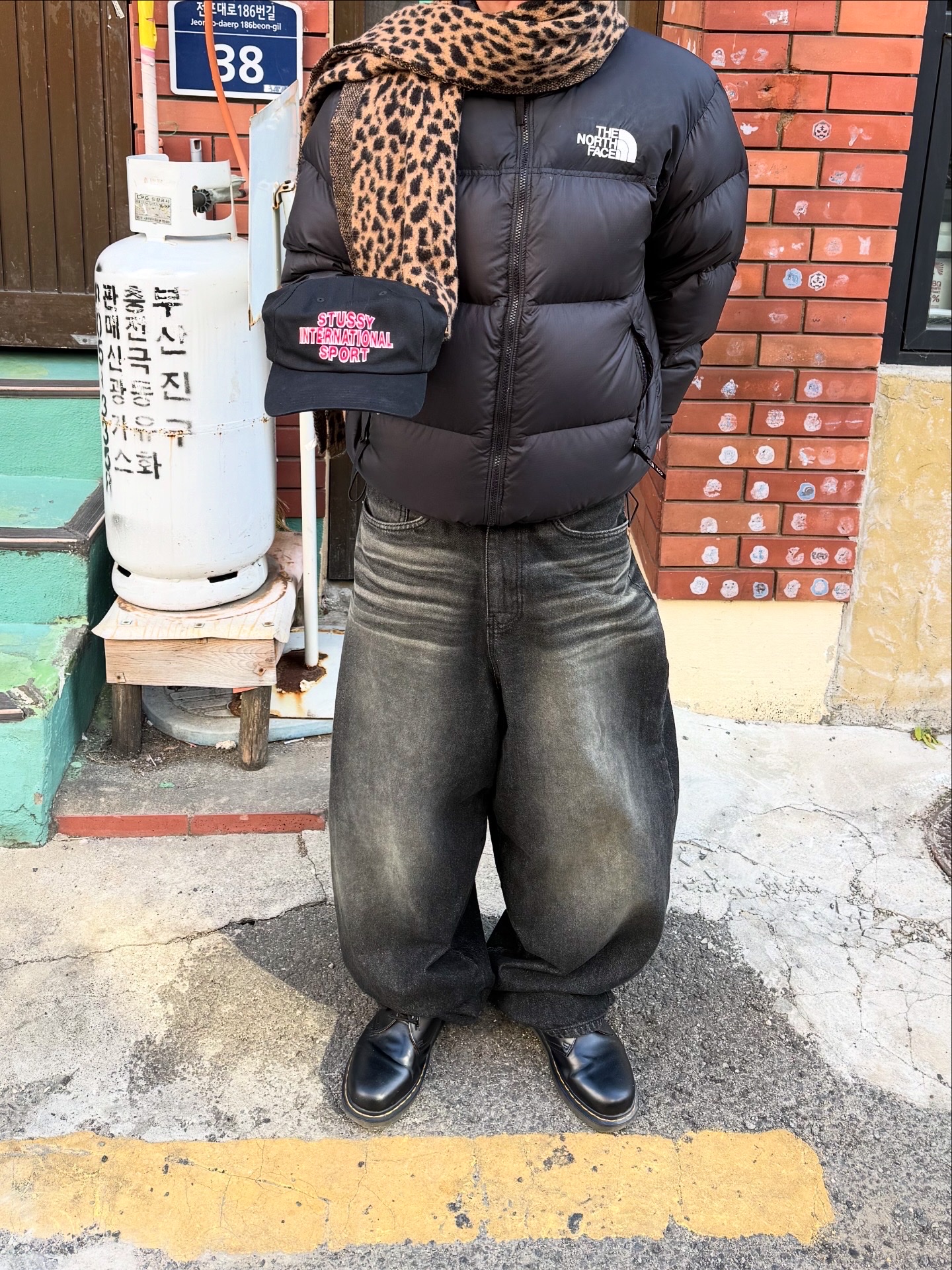 The North Face 1996 Eco Nuptse Jacket Black, Stussy Mid-Depth International Sport Strapback Black 착용 스타일 - 3