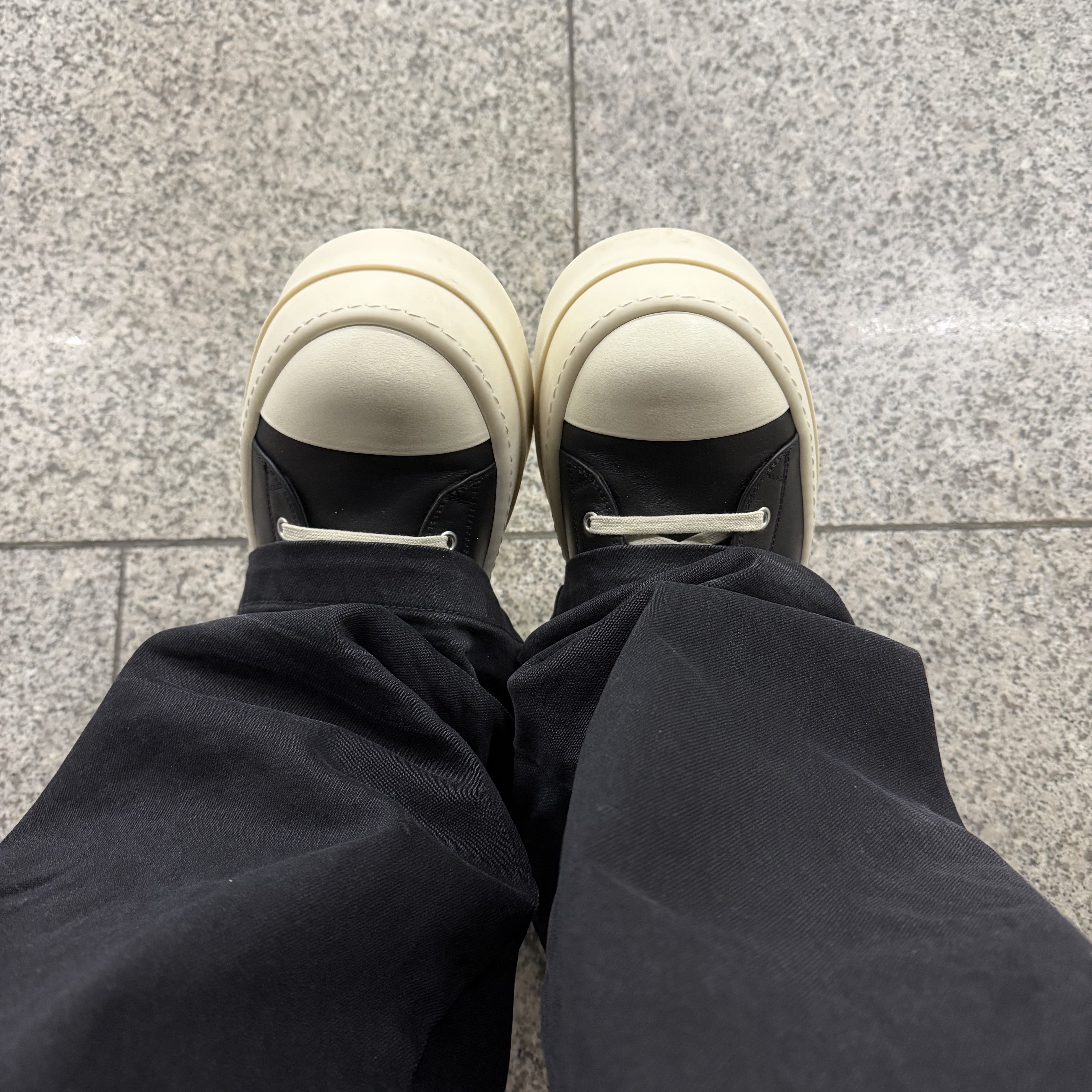 Rick Owens Mega Bumper Sneakers Black Milk 착용 스타일