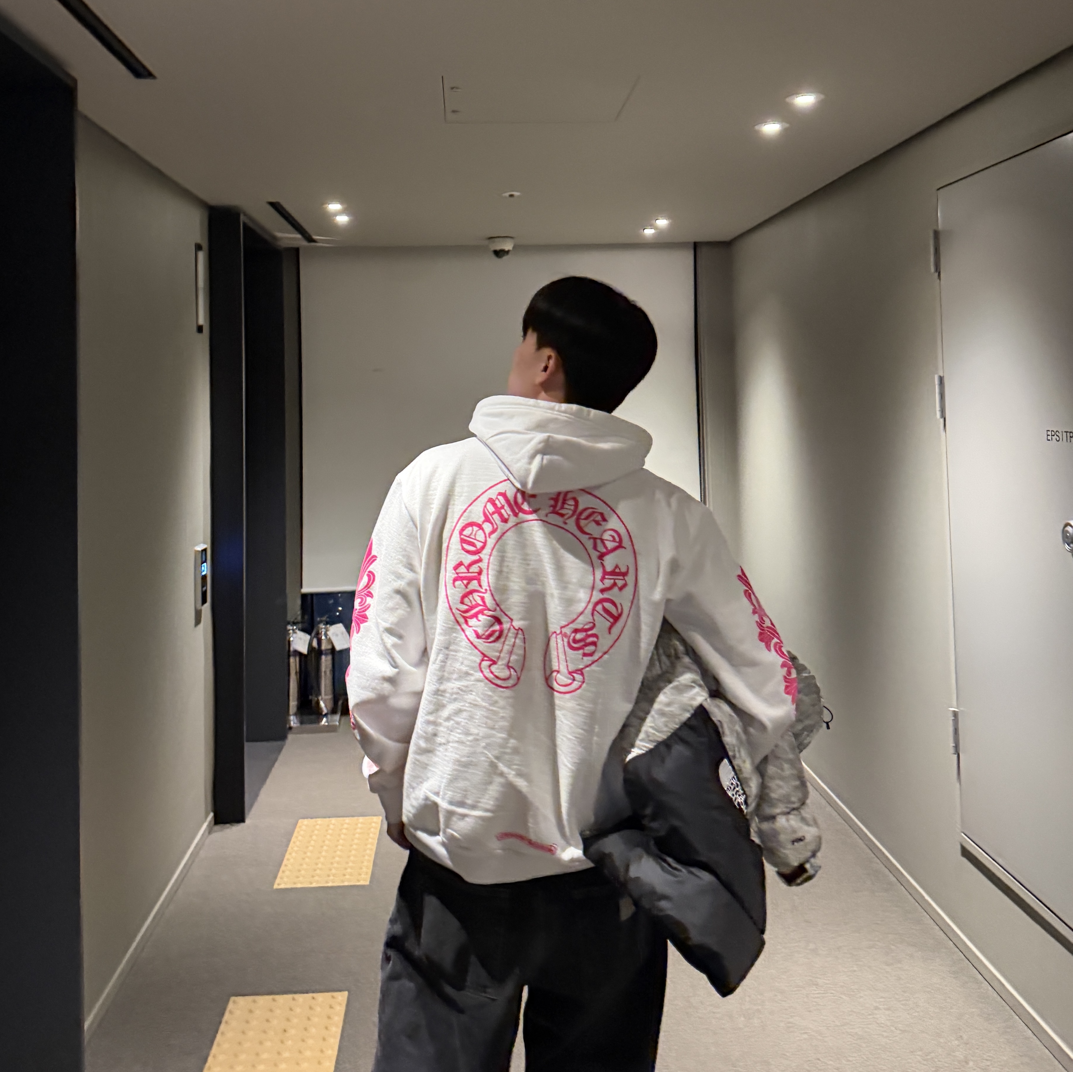 Chrome Hearts Horseshoe Logo Hoodie White Pink, Carhartt WIP Brandon Pants Black Stone Washed 착용 스타일