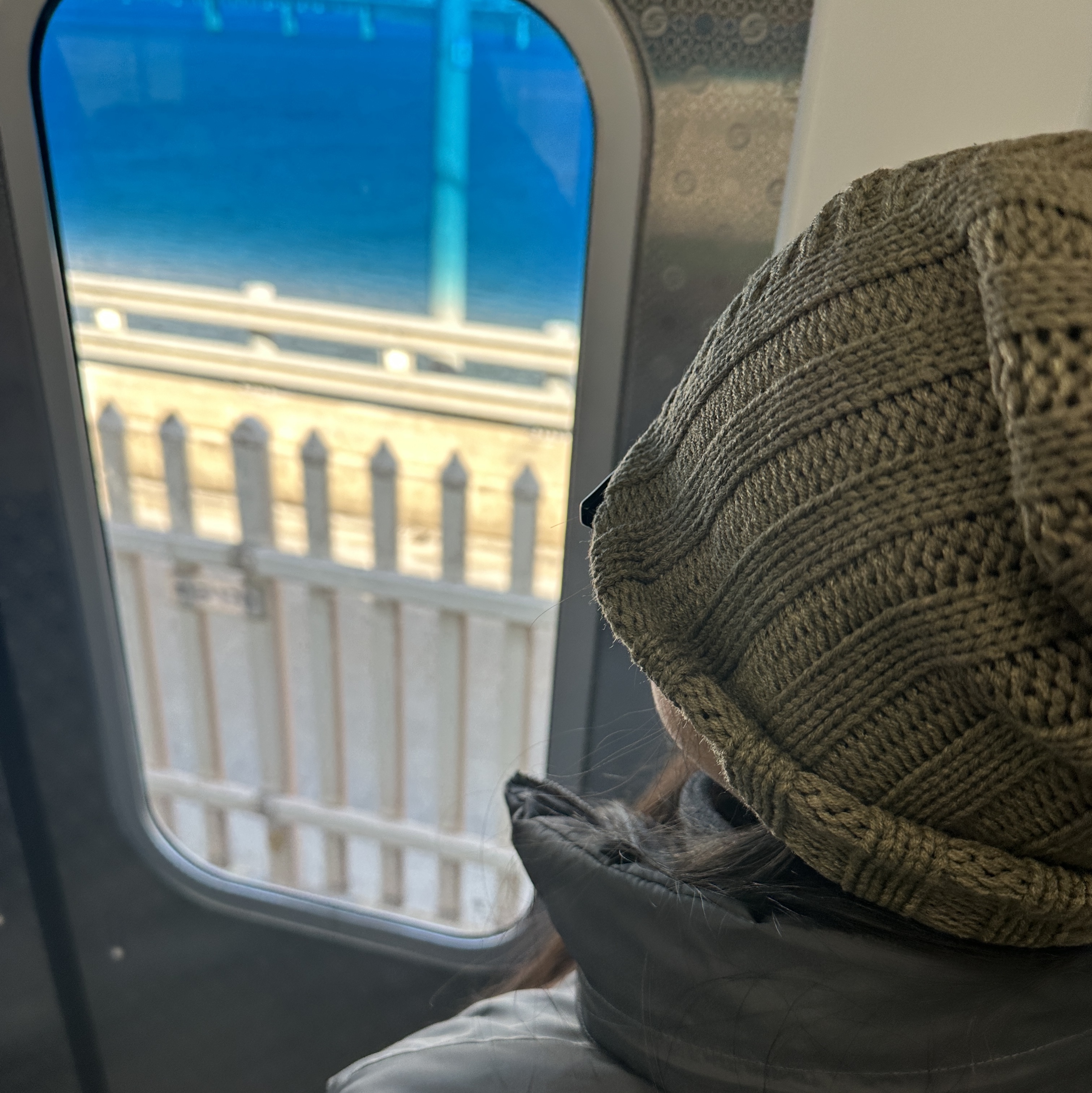 Hatchingroom Jacquard Big Beanie Khaki 착용 스타일