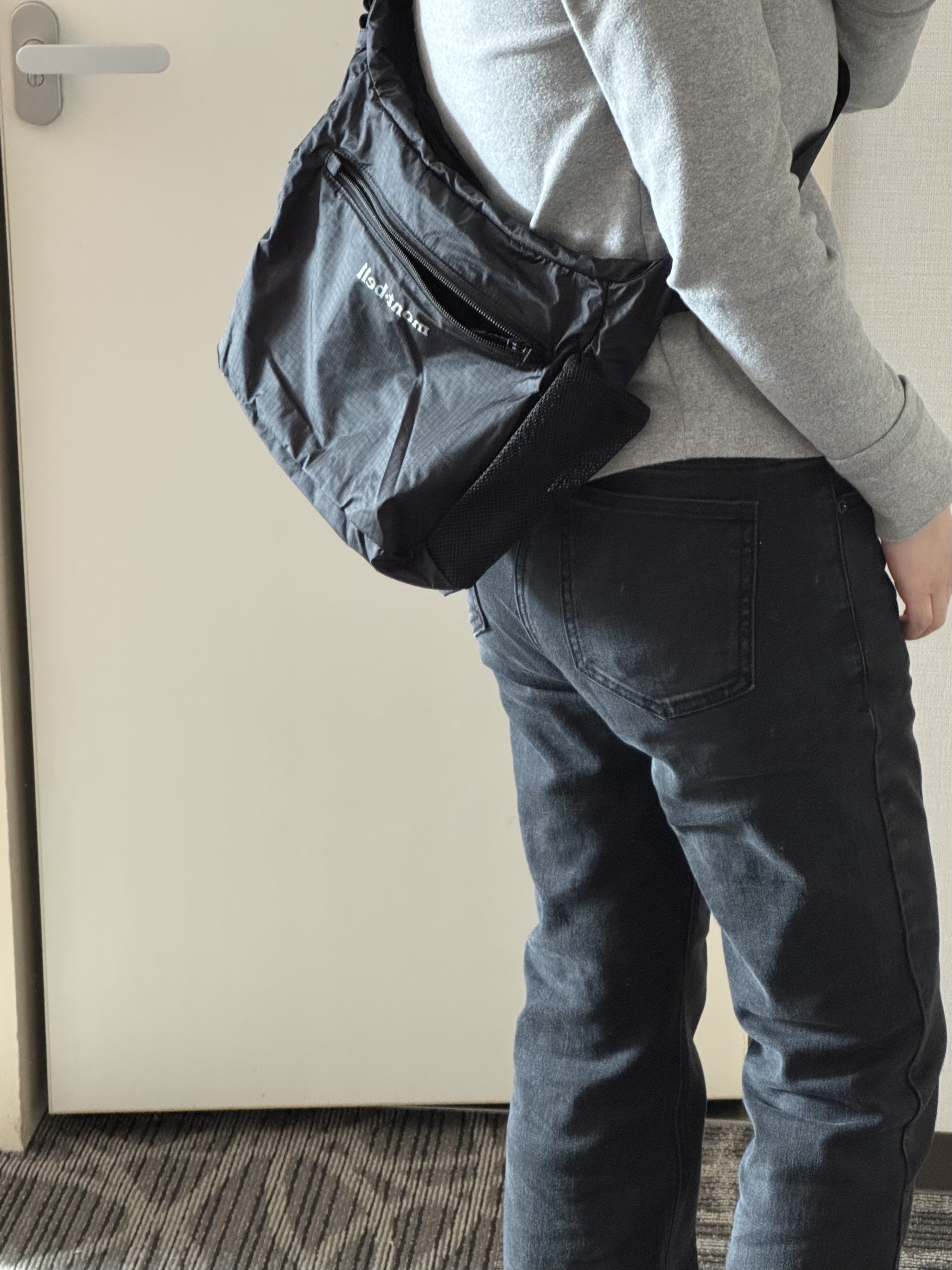 Montbell Pocketable Light Shoulder Bag Small Black 착용 스타일 - 2