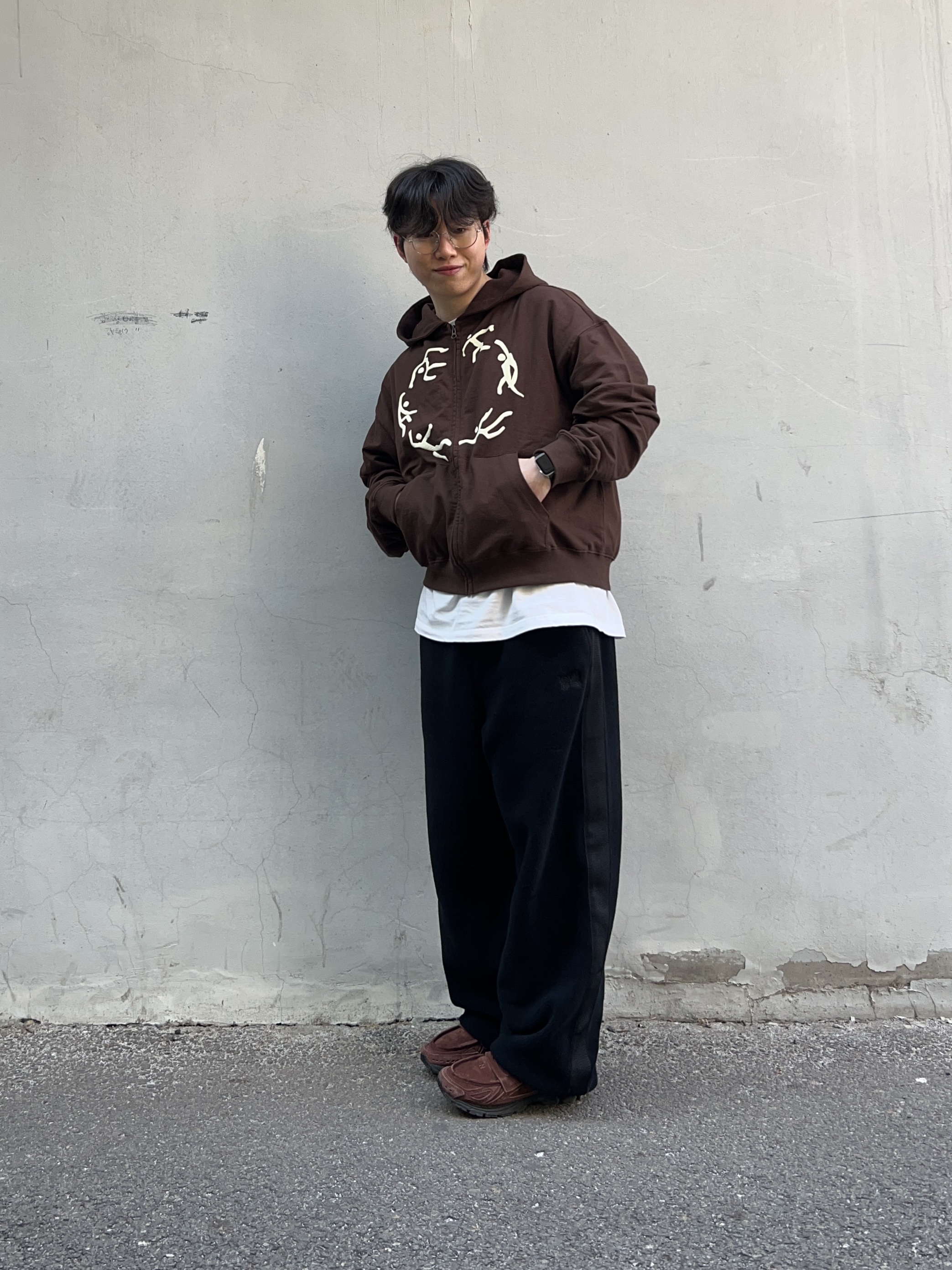 AMOU Dancing Circle Crop Hoodie Zip-Up Brown, New Balance 1906L Rich Oak 착용 스타일 - 1