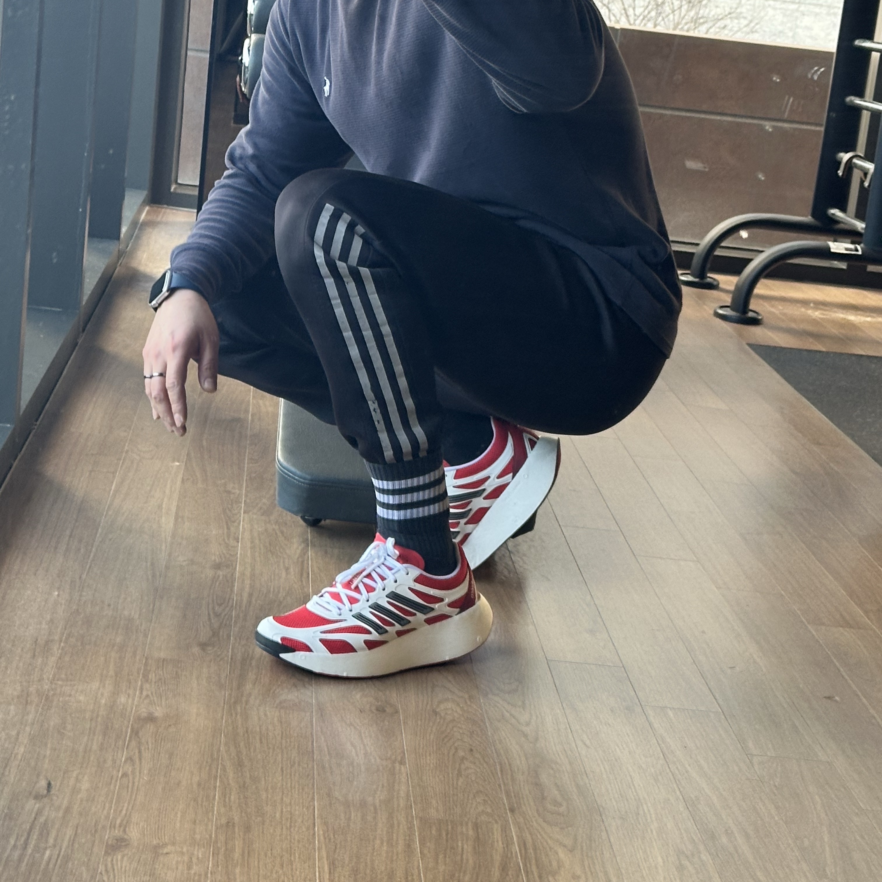 Adidas Adizero Aruku Cloud White Pure Ruby 착용 스타일 - 2