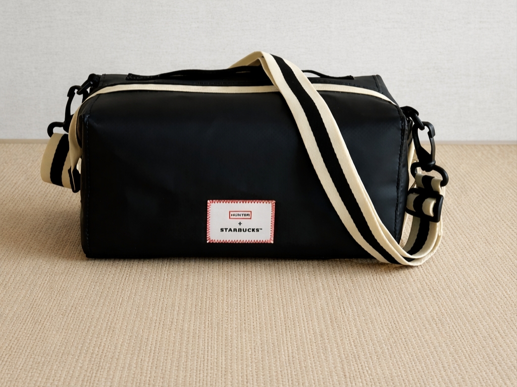 Starbucks x Hunter Two Way Pouch Black 착용 스타일