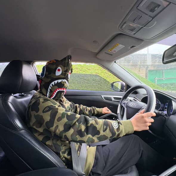 BAPE 1st Camo Shark Full Zip Hoodie Army Green 착용 스타일 - 3