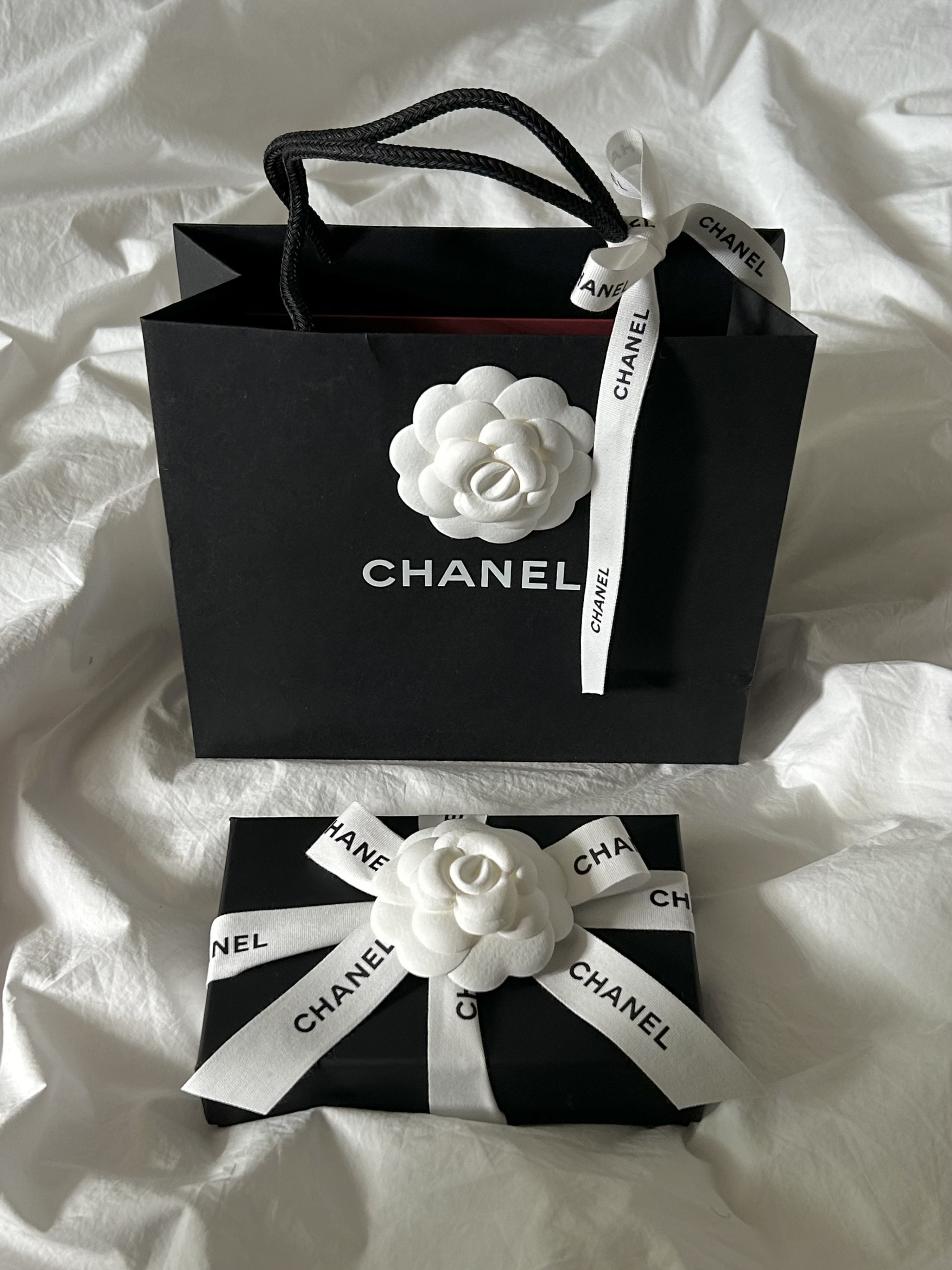 Chanel Classic Card Holder Grained Calfskin & Silver Black 착용 스타일