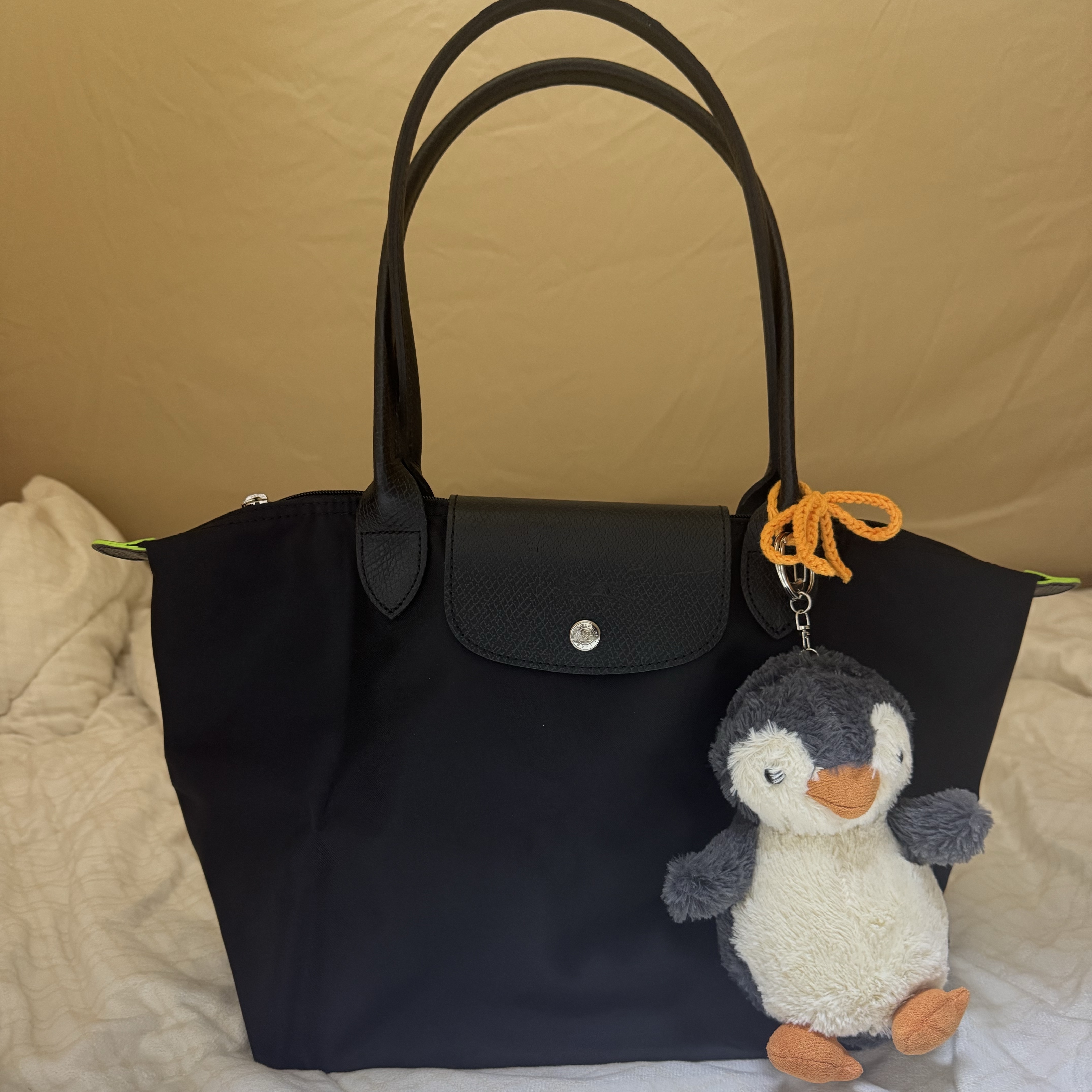 Longchamp Le Pliage Green Tote Bag M Black 착용 스타일