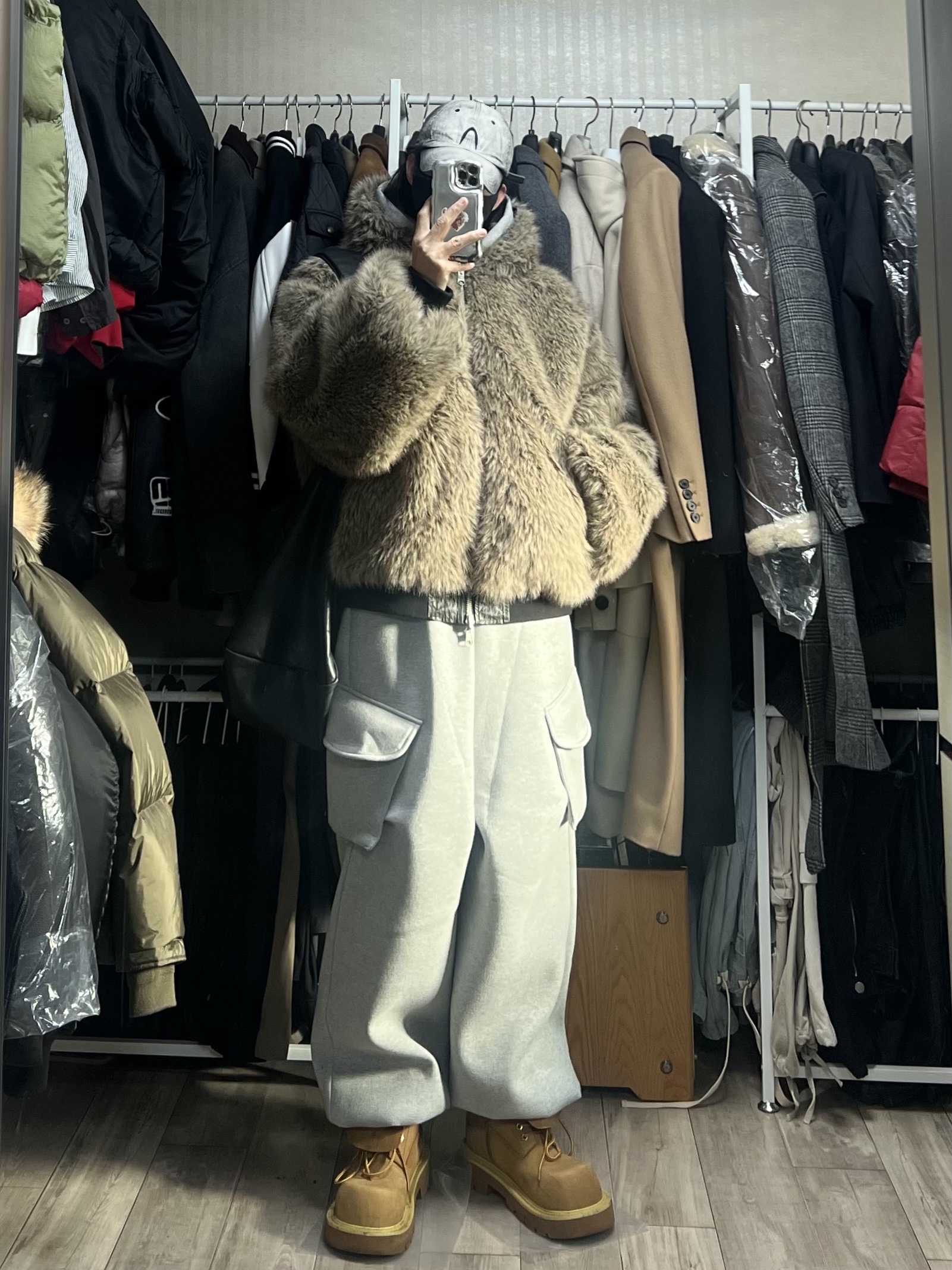 MJD X KOIN SEOUL Wide Cargo Sweat Pants 착용 스타일