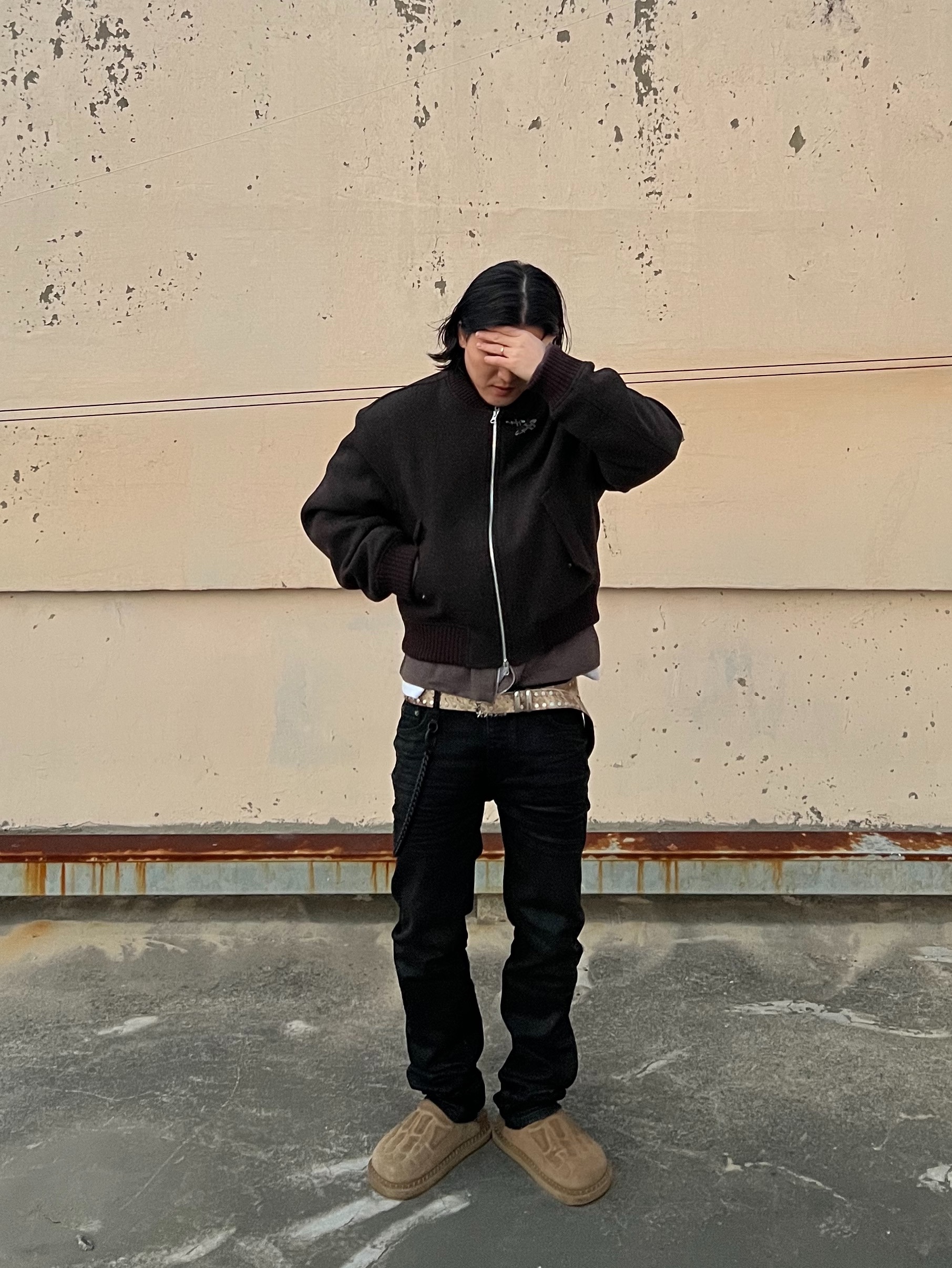 Kinchi x Yiyae Bone Mule Camel, Undermycar Black Bold Chain Slim Straight Wax Coated Jeans Black 착용 스타일 - 3