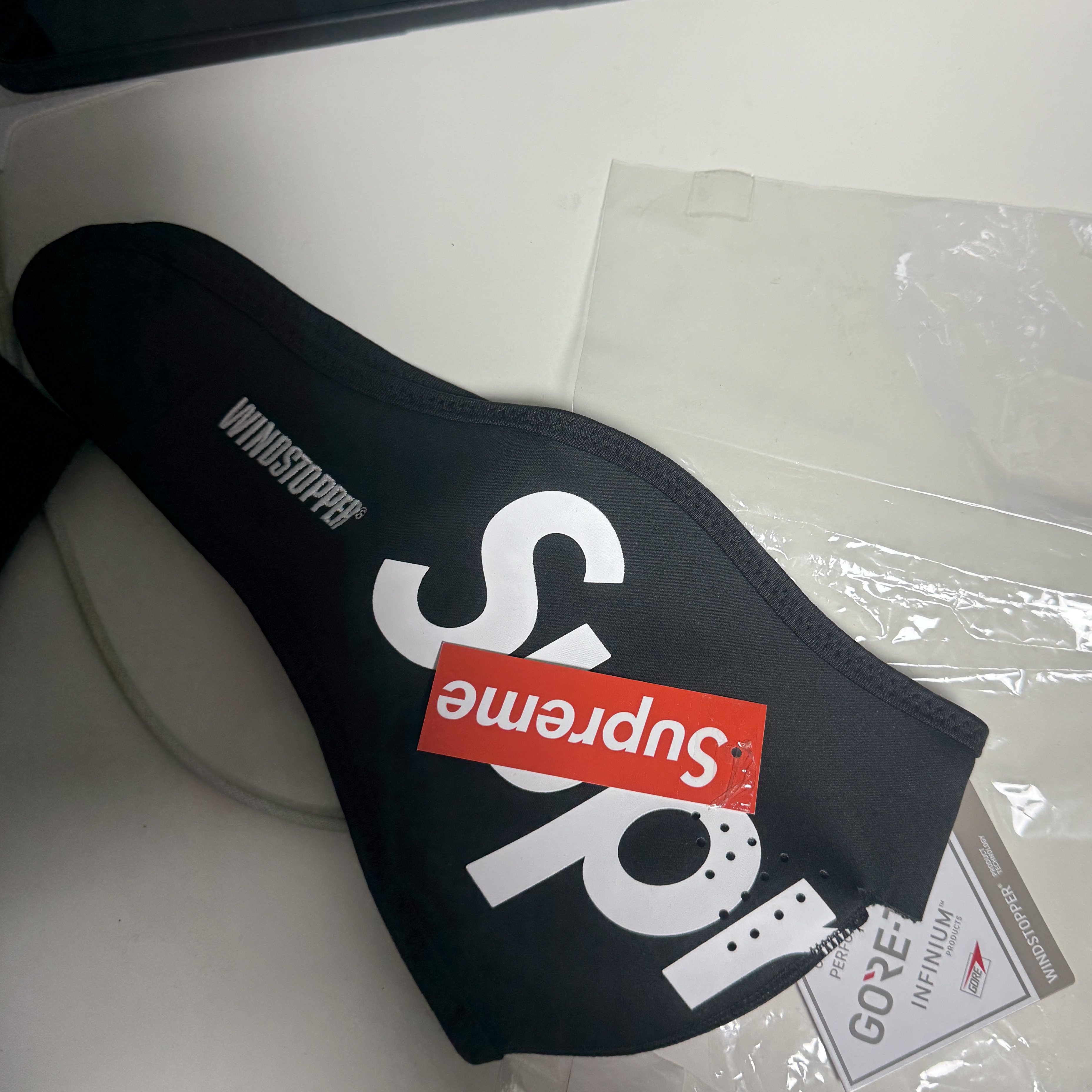 Supreme Windstopper Facemask Black - 22FW 착용 스타일