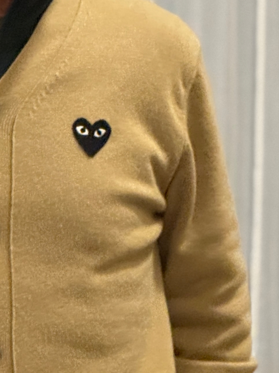 Play Comme des Garcons Black Heart Knit Cardigan Beige 착용 스타일