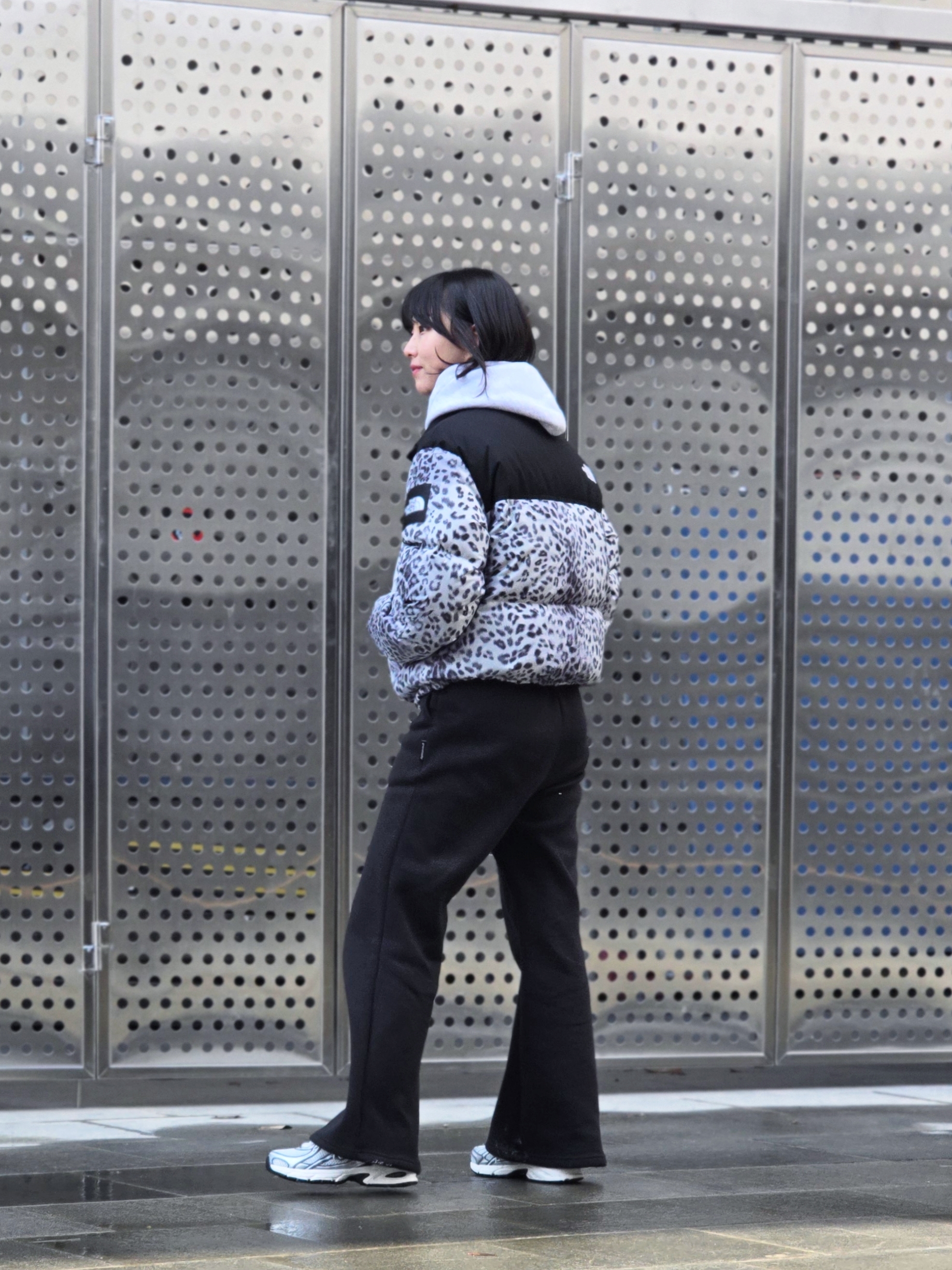 (W) The North Face White Label Novelty Nuptse Down Jacket P Silver, New Balance 740 Sea Salt Black 착용 스타일 - 1