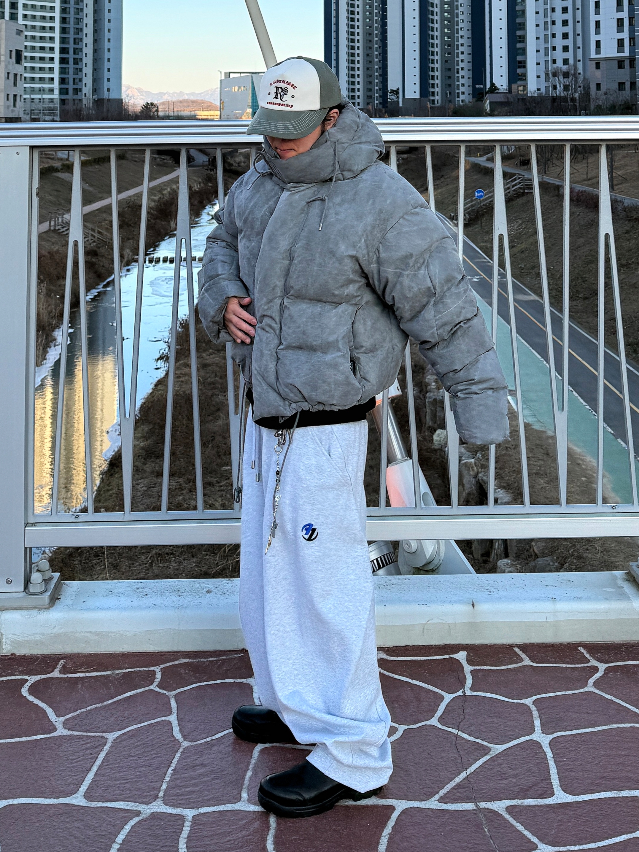 Zara x Ader Error Jogger Pants Grey 착용 스타일 - 1