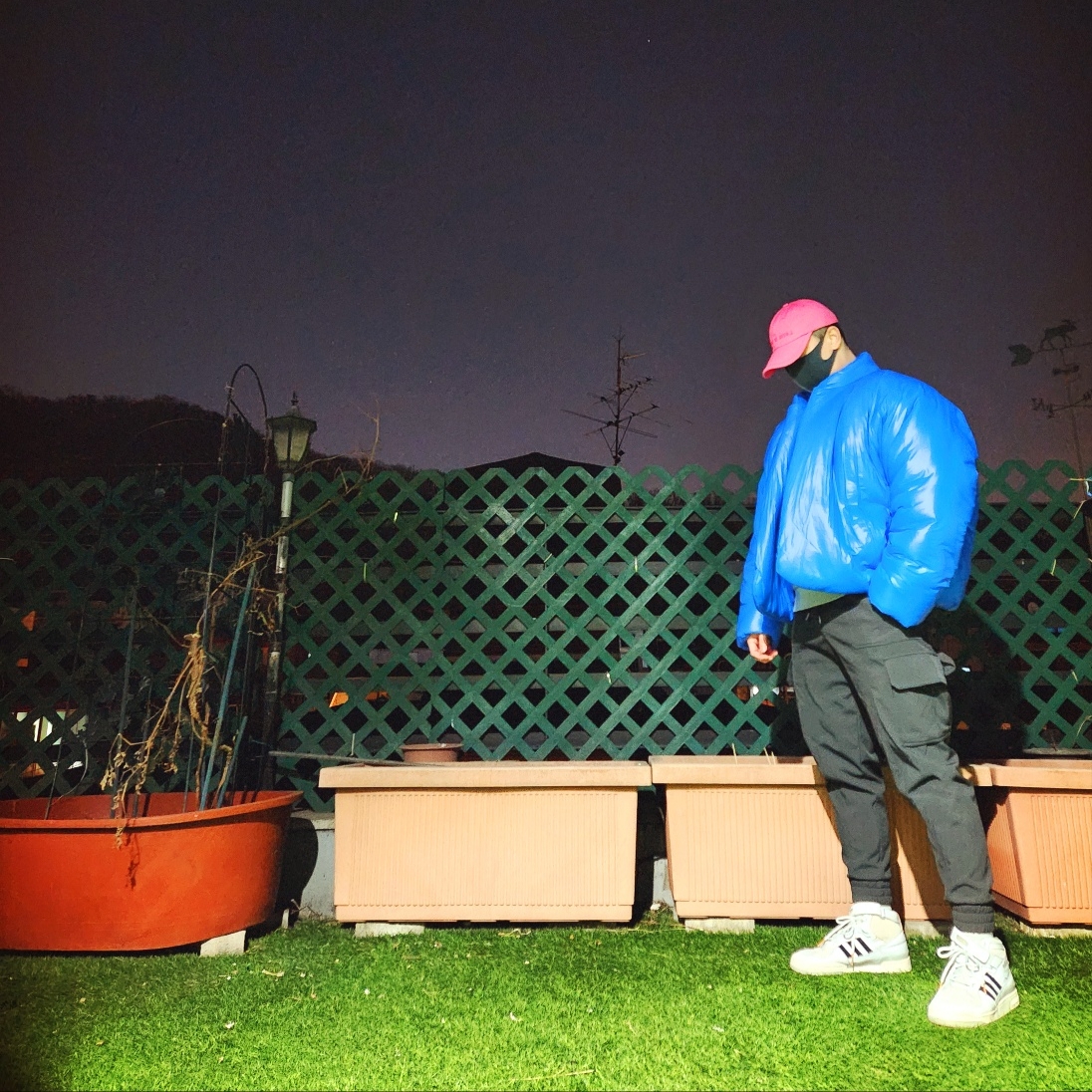 Yeezy Gap Round Jacket Blue, Adidas x Beyonce Ivy Park Forum Mid White Mesa 착용 스타일 - 1