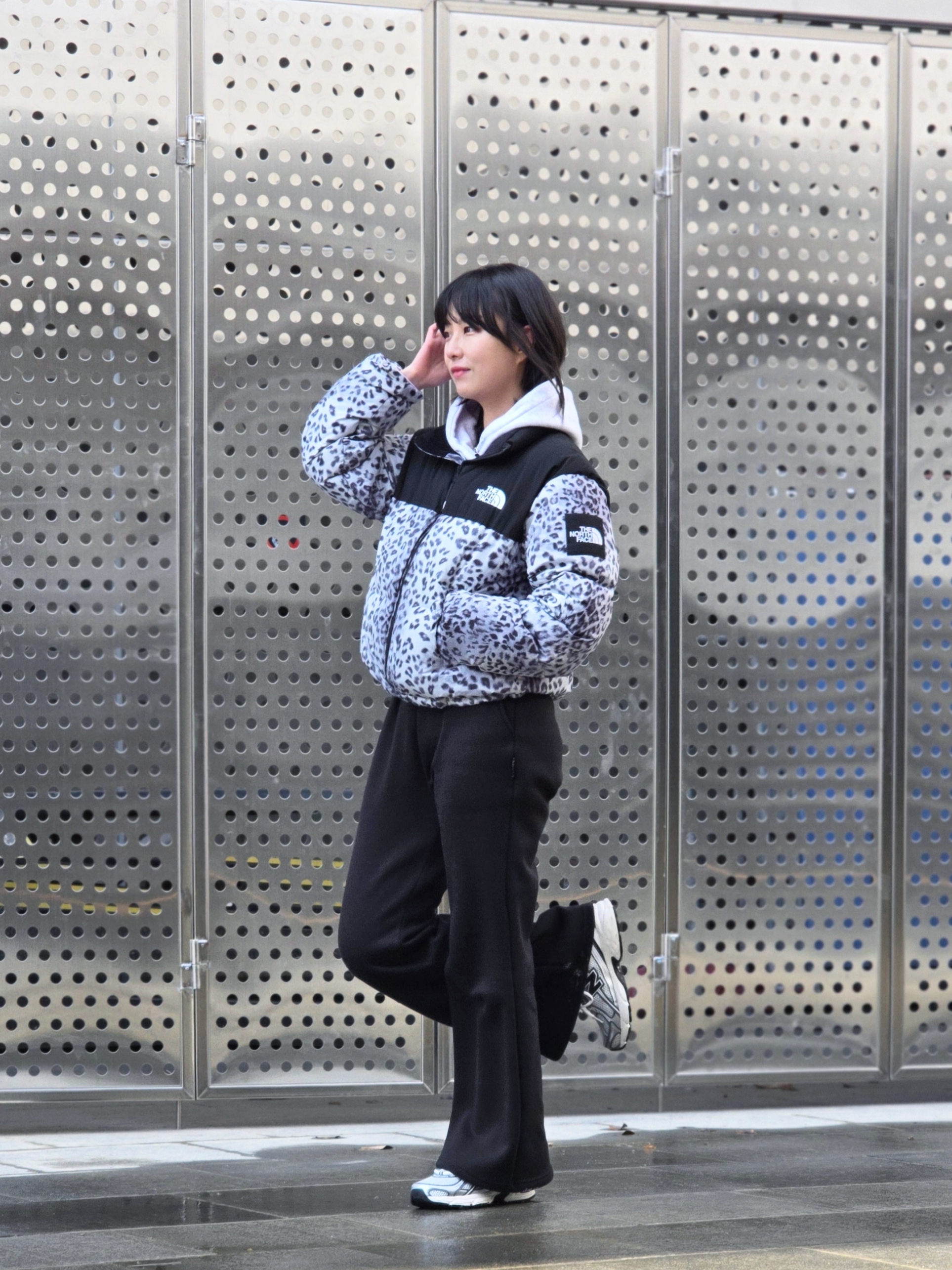 (W) The North Face White Label Novelty Nuptse Down Jacket P Silver, New Balance 740 Sea Salt Black 착용 스타일 - 2