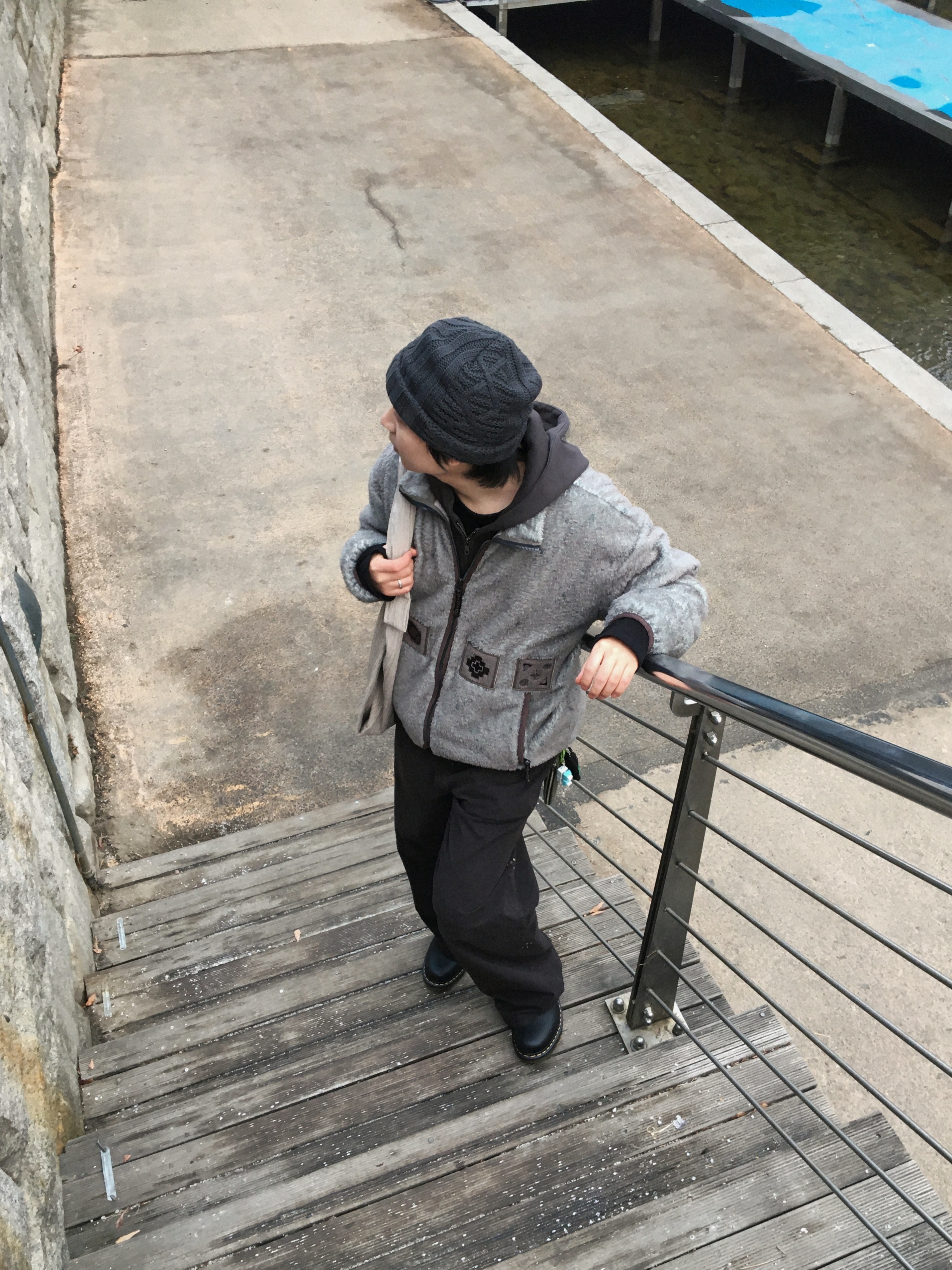 Hatchingroom Jacquard Big Beanie Charcoal, Polyteru Sherpa Fleece Jacket Beige 착용 스타일 - 3
