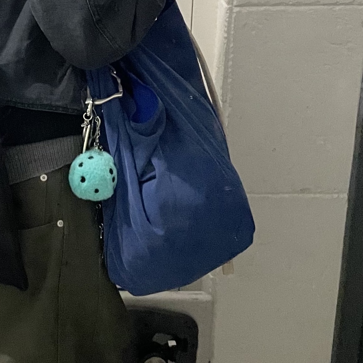 Stussy Fuzzy Dice Keychain Teal 착용 스타일