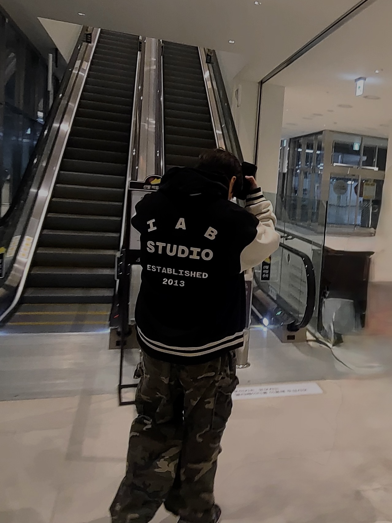 Nike FC Barcelona x Travis Scott Spray Logo Hoodie Black, IAB Studio Stadium Jacket Black Ivory 착용 스타일