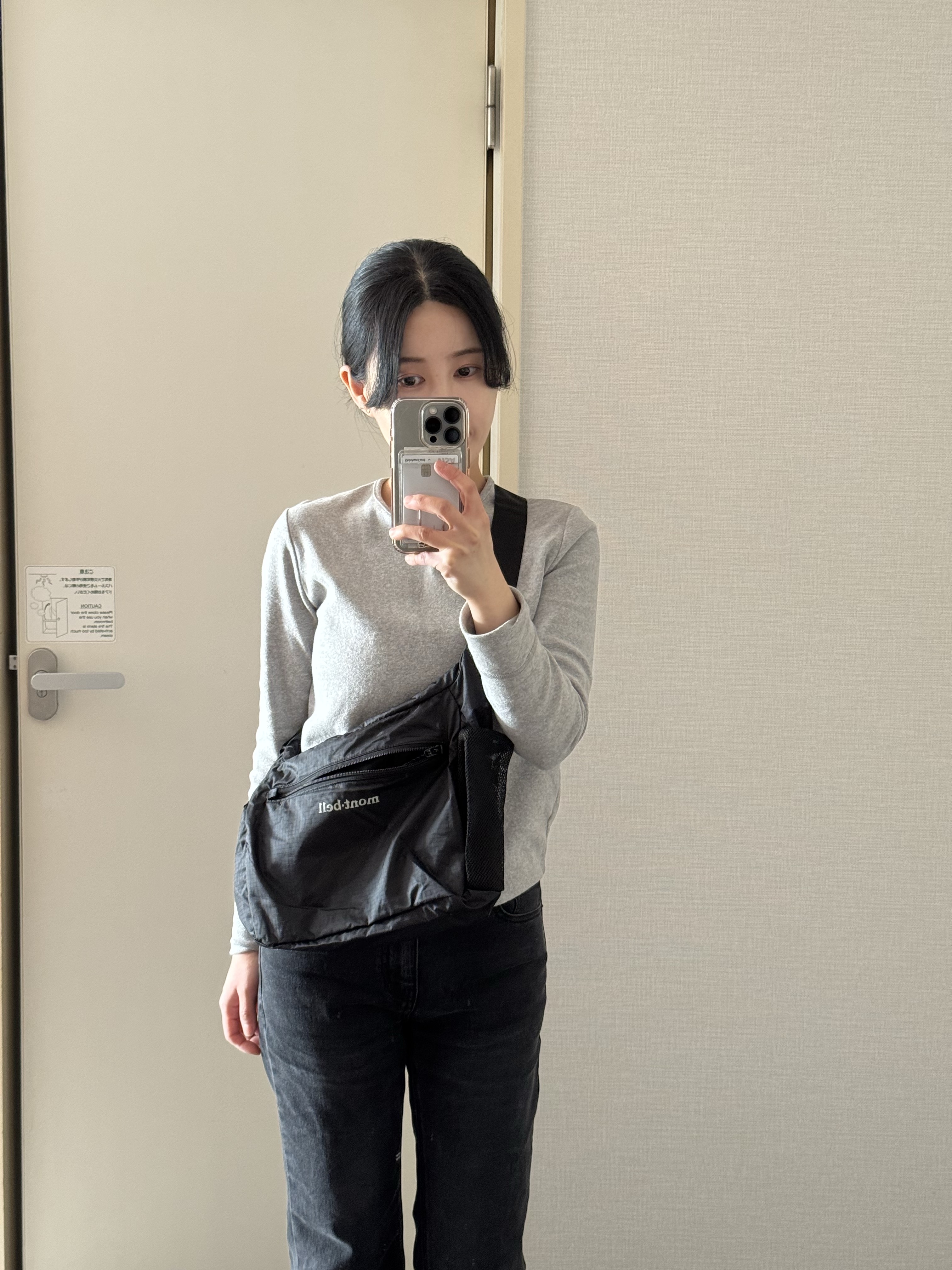 Montbell Pocketable Light Shoulder Bag Small Black 착용 스타일 - 1