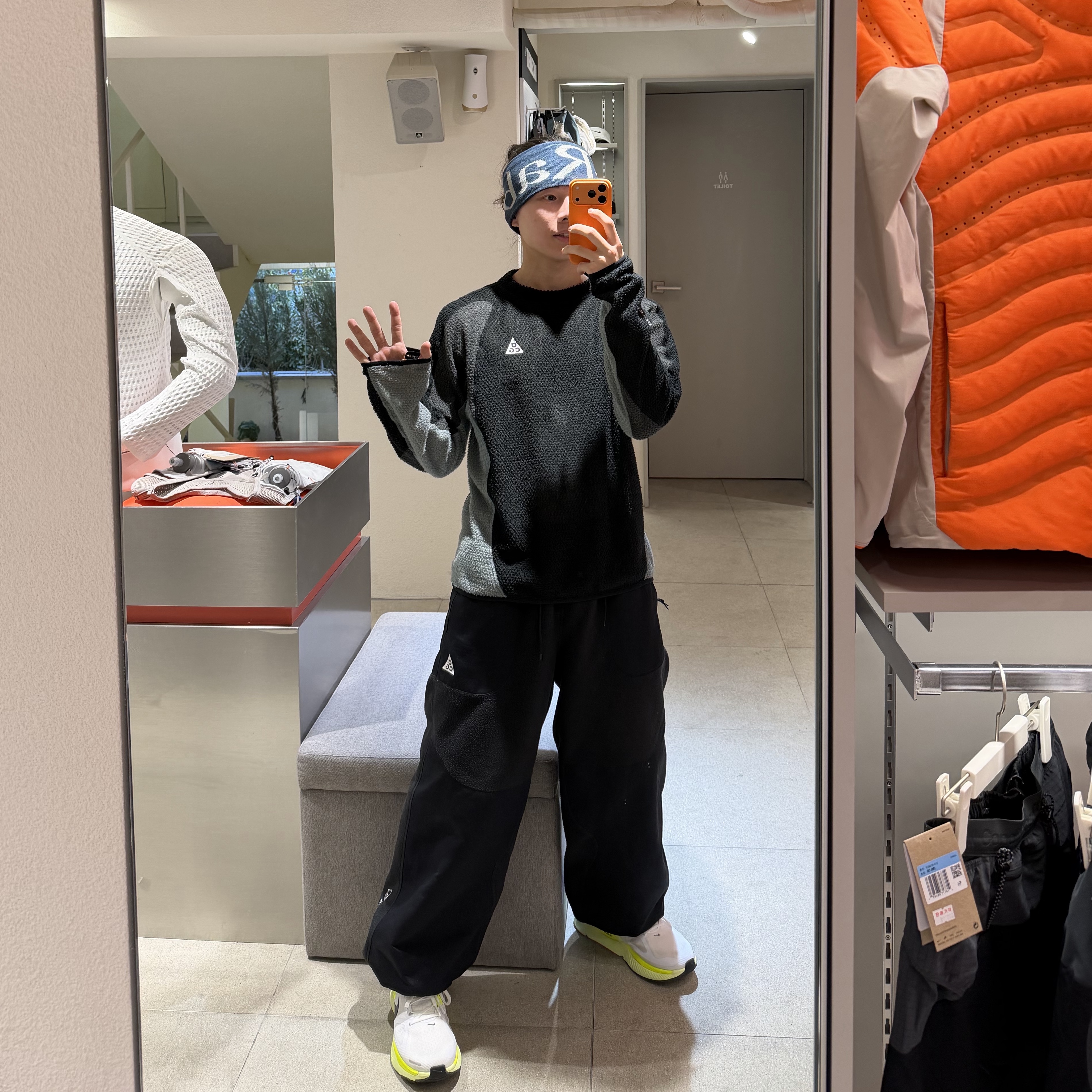 Nike ACG Wolf Lichen Crewneck Black Anthracite - Asia 착용 스타일