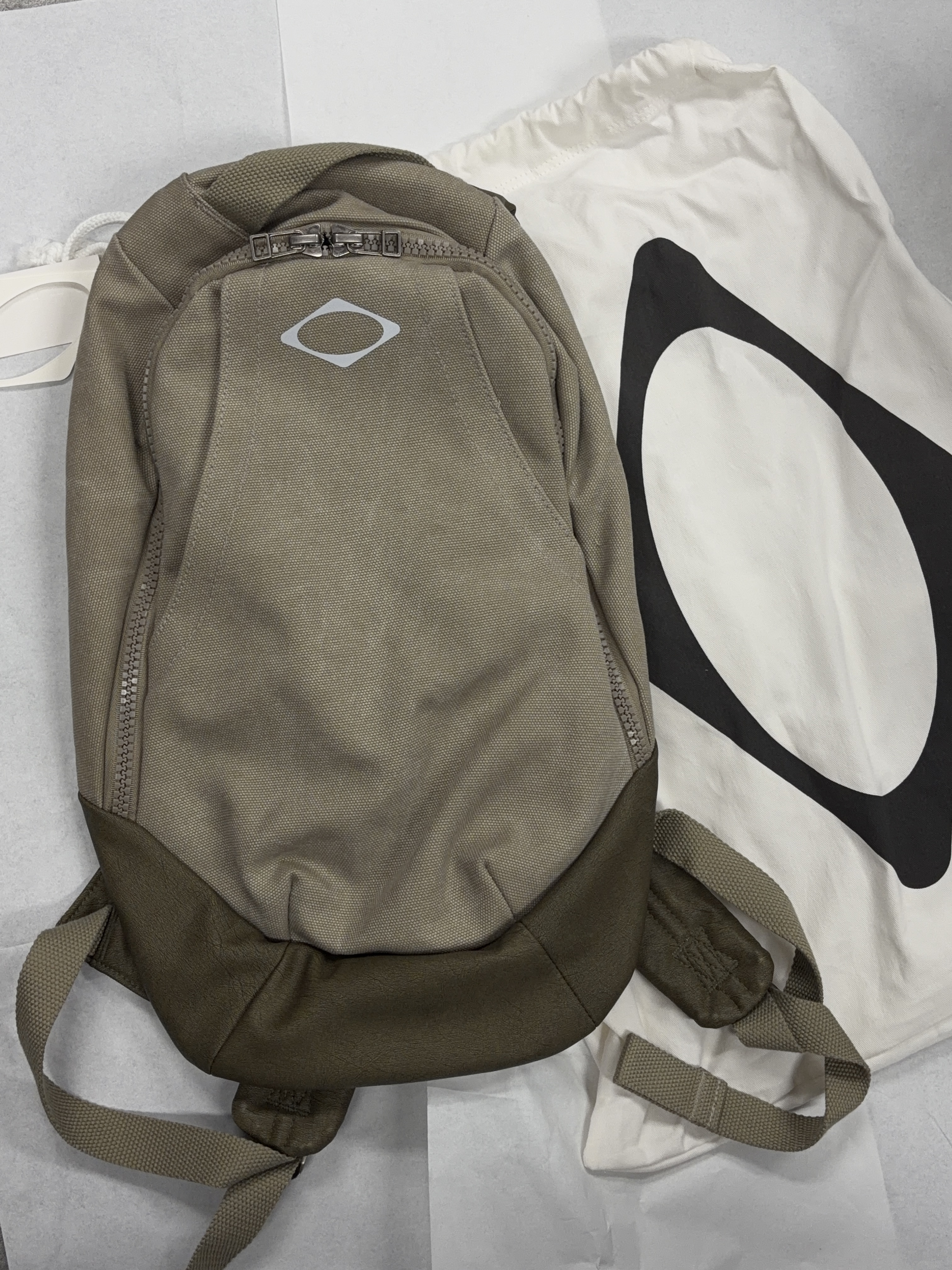 Mischief Outpost Pack Light Khaki, Mischief Outpost Pack Charcoal 착용 스타일 - 1