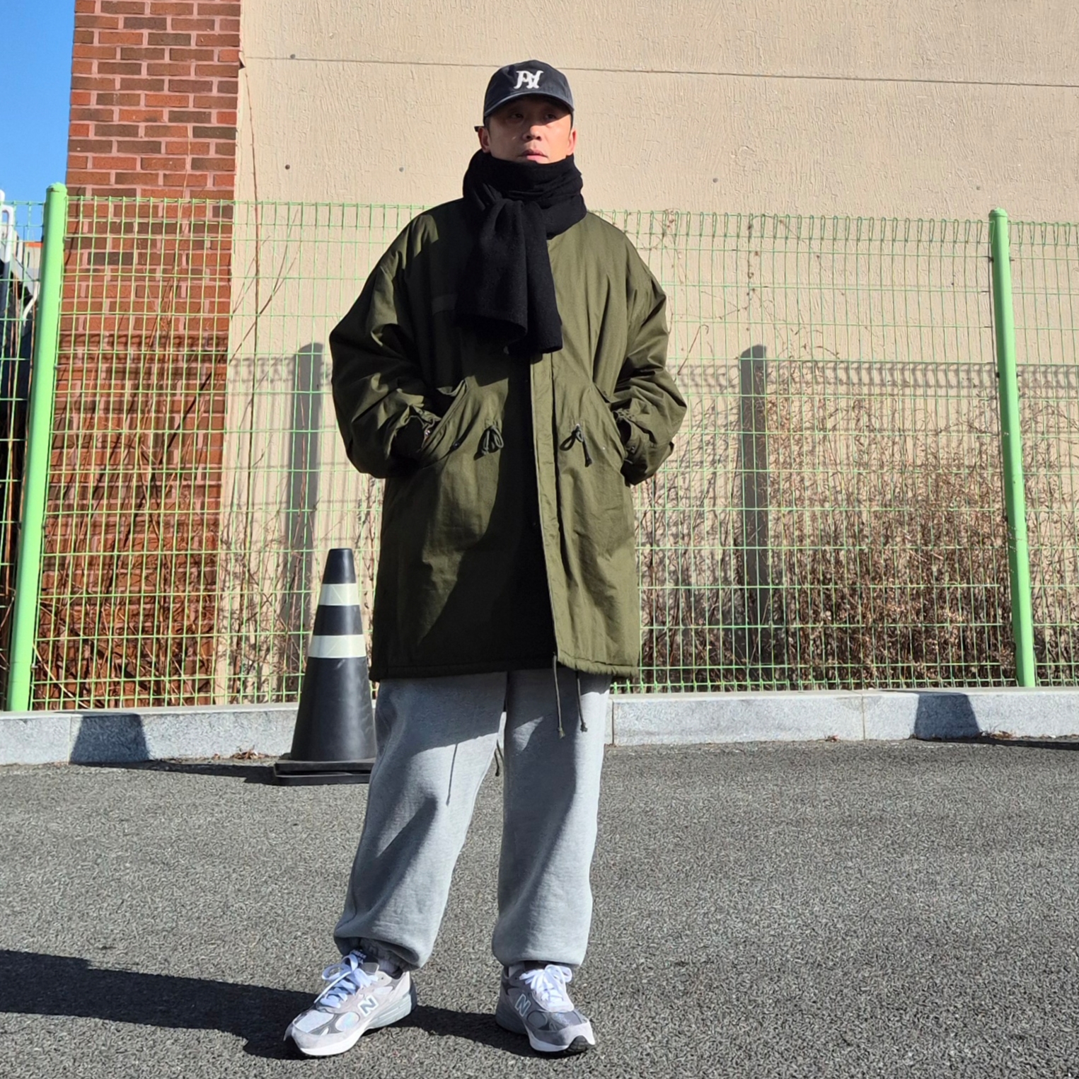 New Balance 993 Made in USA Grey - D Standard, Nike Solo Swoosh Fleece Open Hem Pants Dark Grey Heather Light Smoke Grey - Asia 착용 스타일 - 3