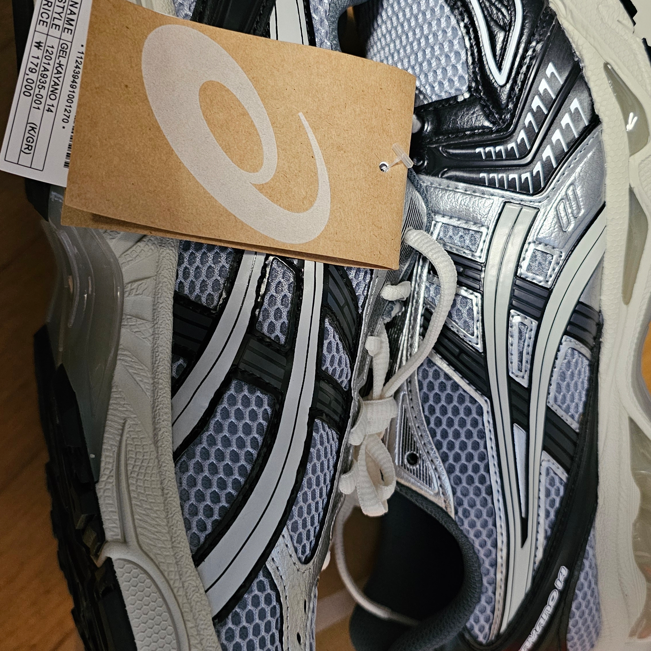 Asics Gel-Kayano 14 Black Glacier Grey 착용 스타일