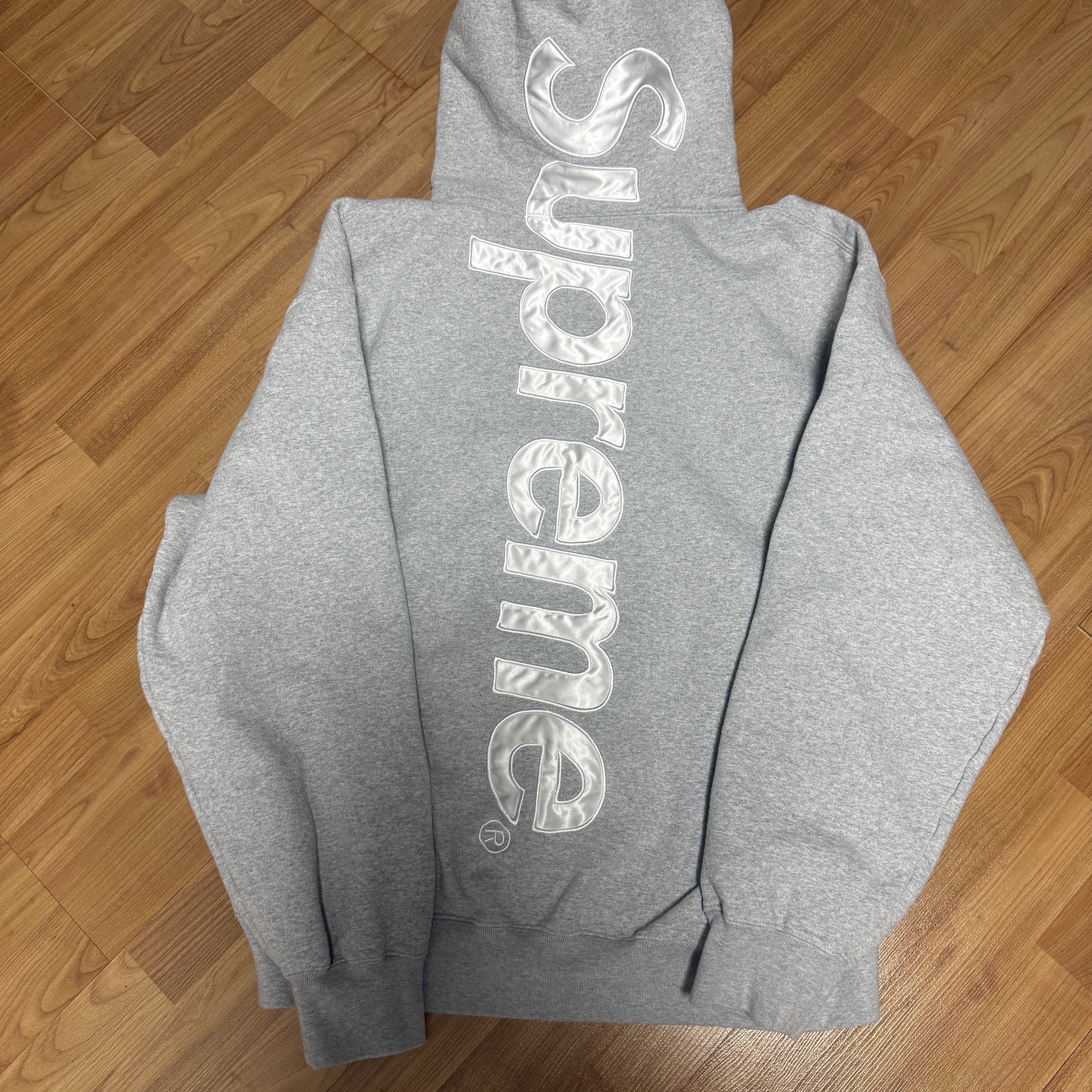 Supreme Satin Applique Hooded Sweatshirt Heather Grey - 24FW, Supreme Satin Applique Sweatpants Heather Grey - 24FW 착용 스타일 - 1