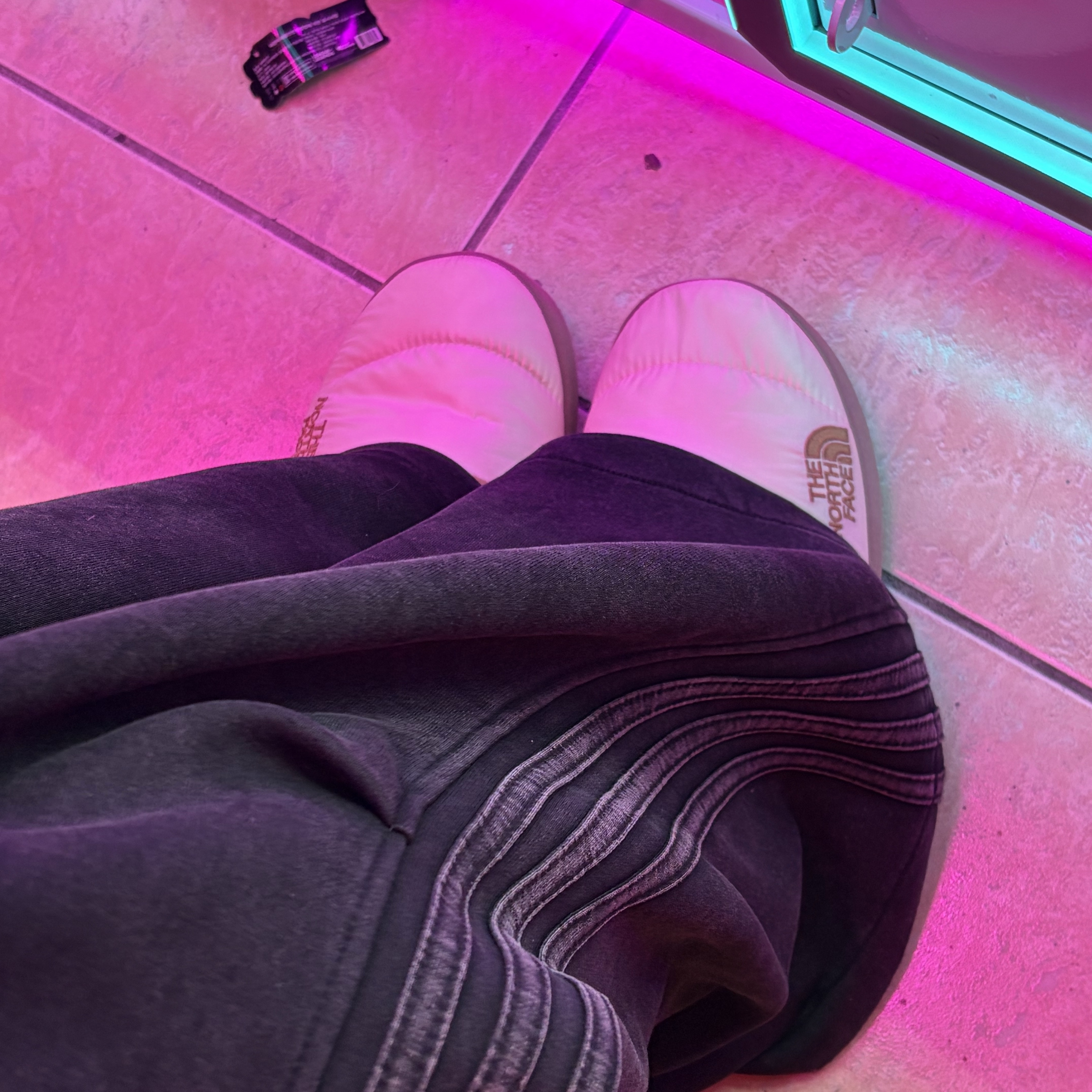 The North Face Nuptse Mule Light Beige 착용 스타일