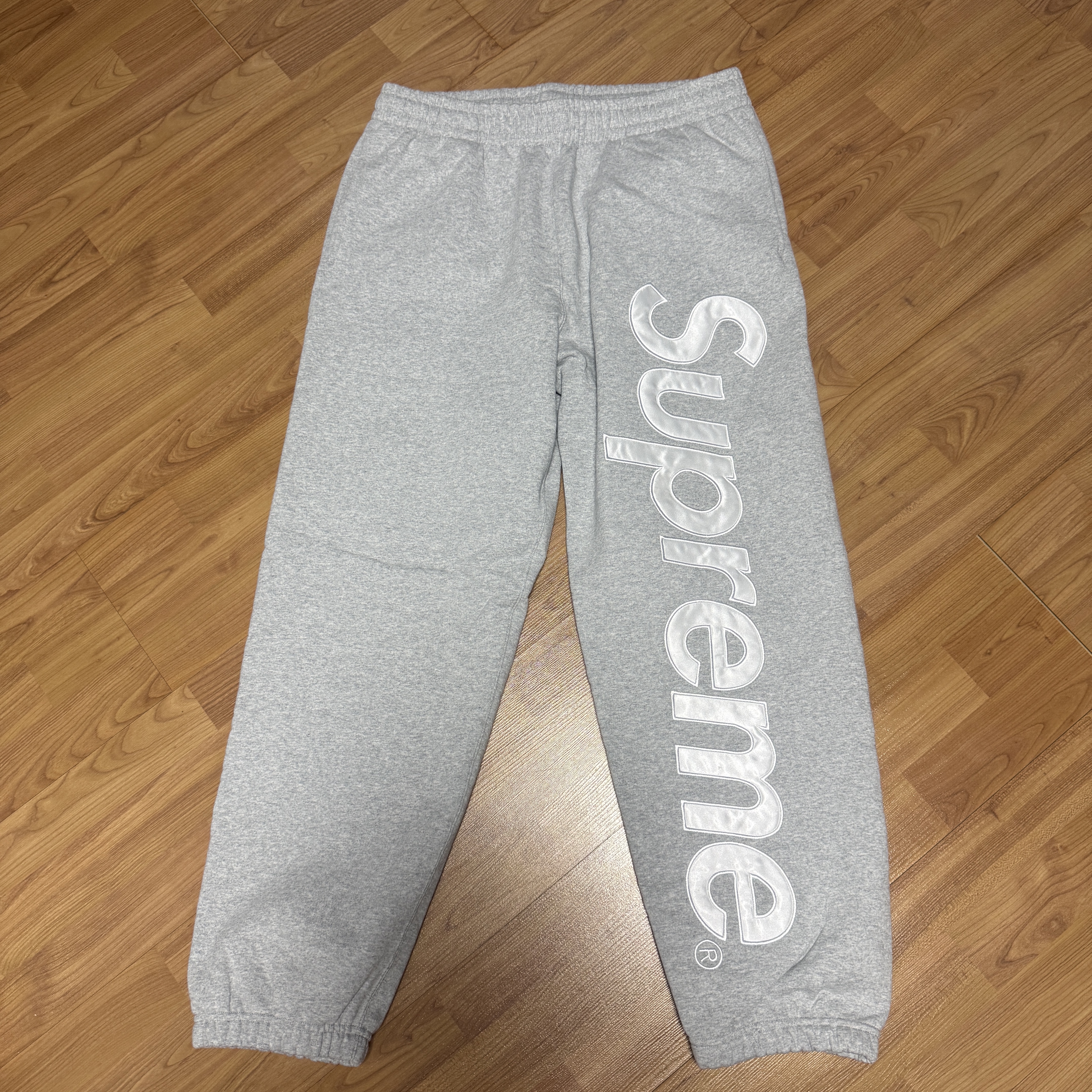 Supreme Satin Applique Hooded Sweatshirt Heather Grey - 24FW, Supreme Satin Applique Sweatpants Heather Grey - 24FW 착용 스타일 - 2