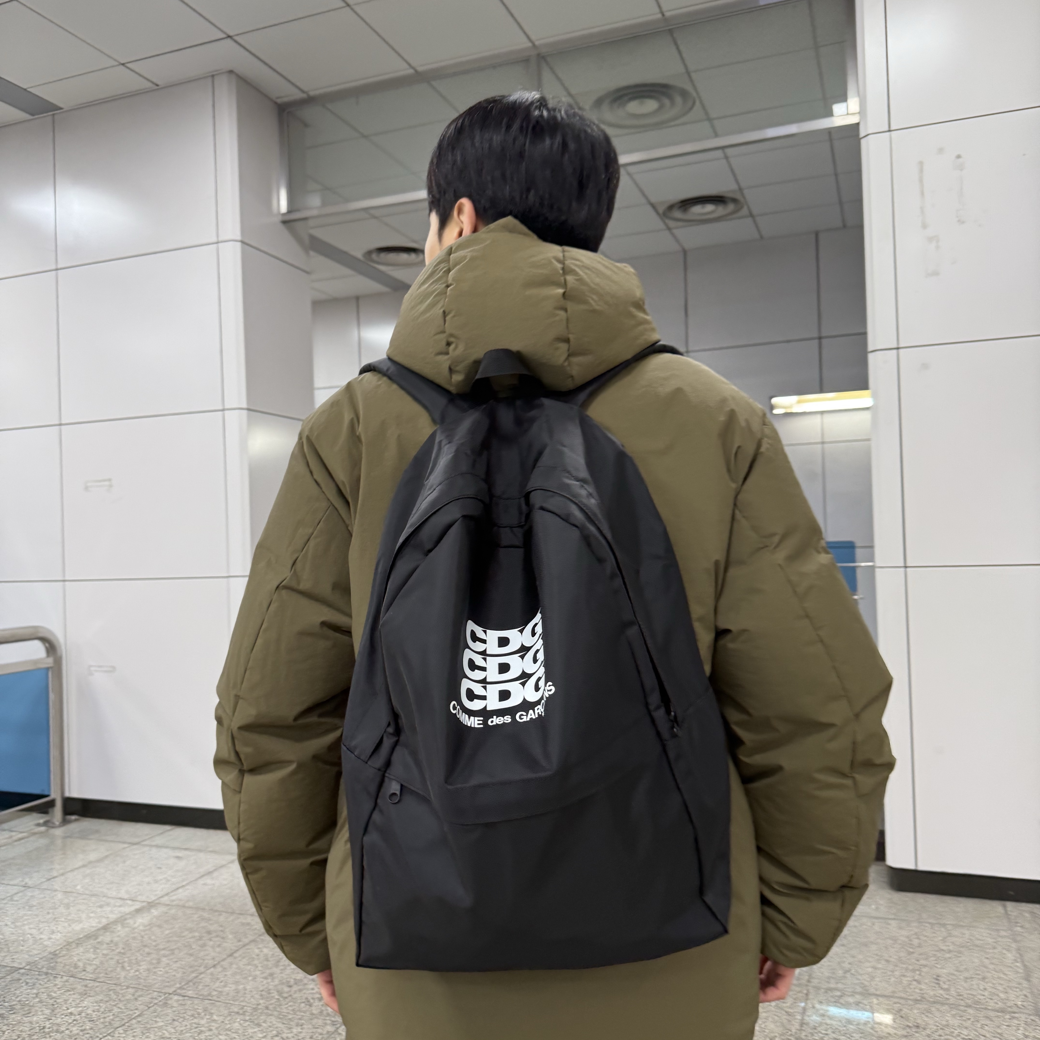 CDG Backpack Black 착용 스타일