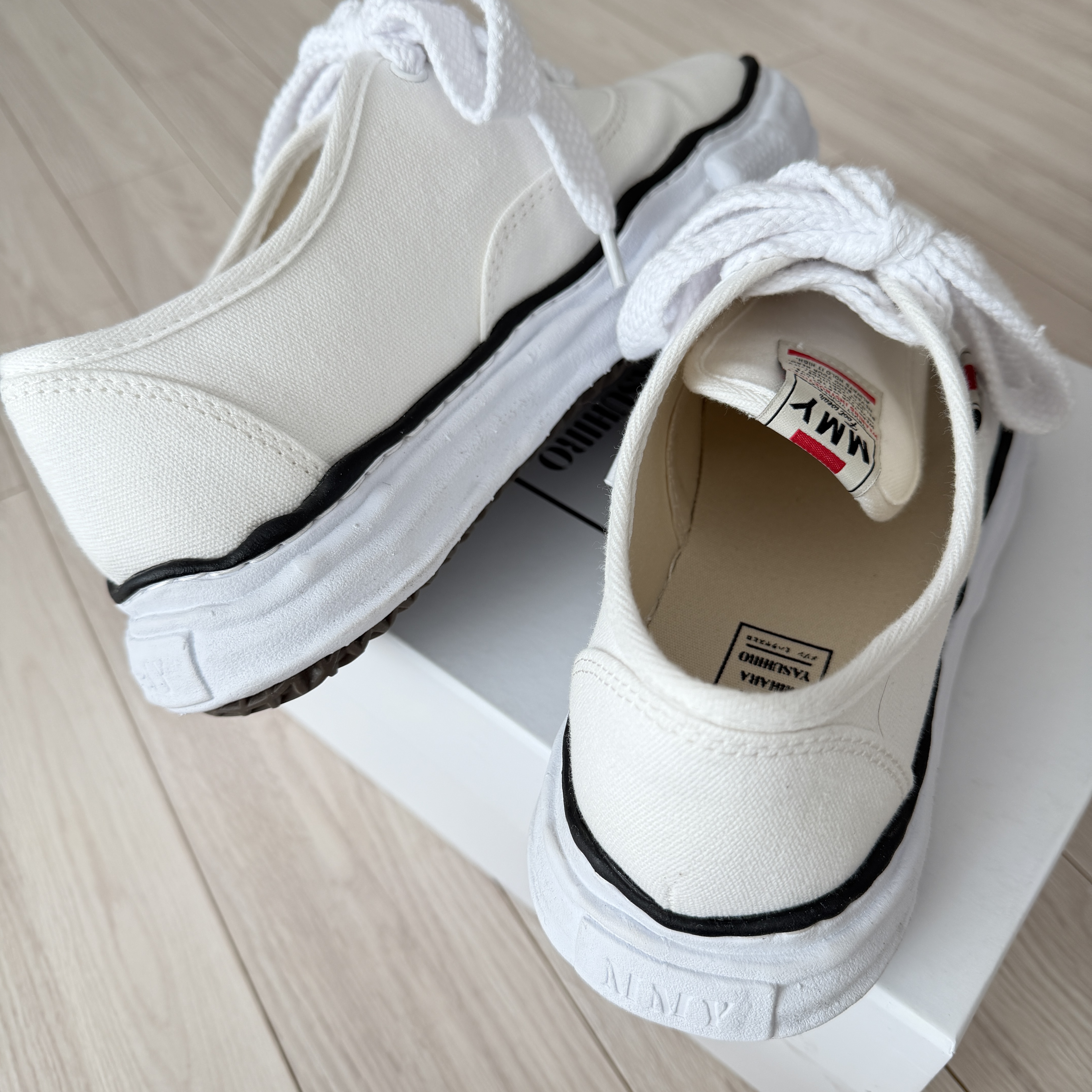 Maison Mihara Yasuhiro Baker OG Sole Canvas Low Cut Sneakers White 착용 스타일 - 2