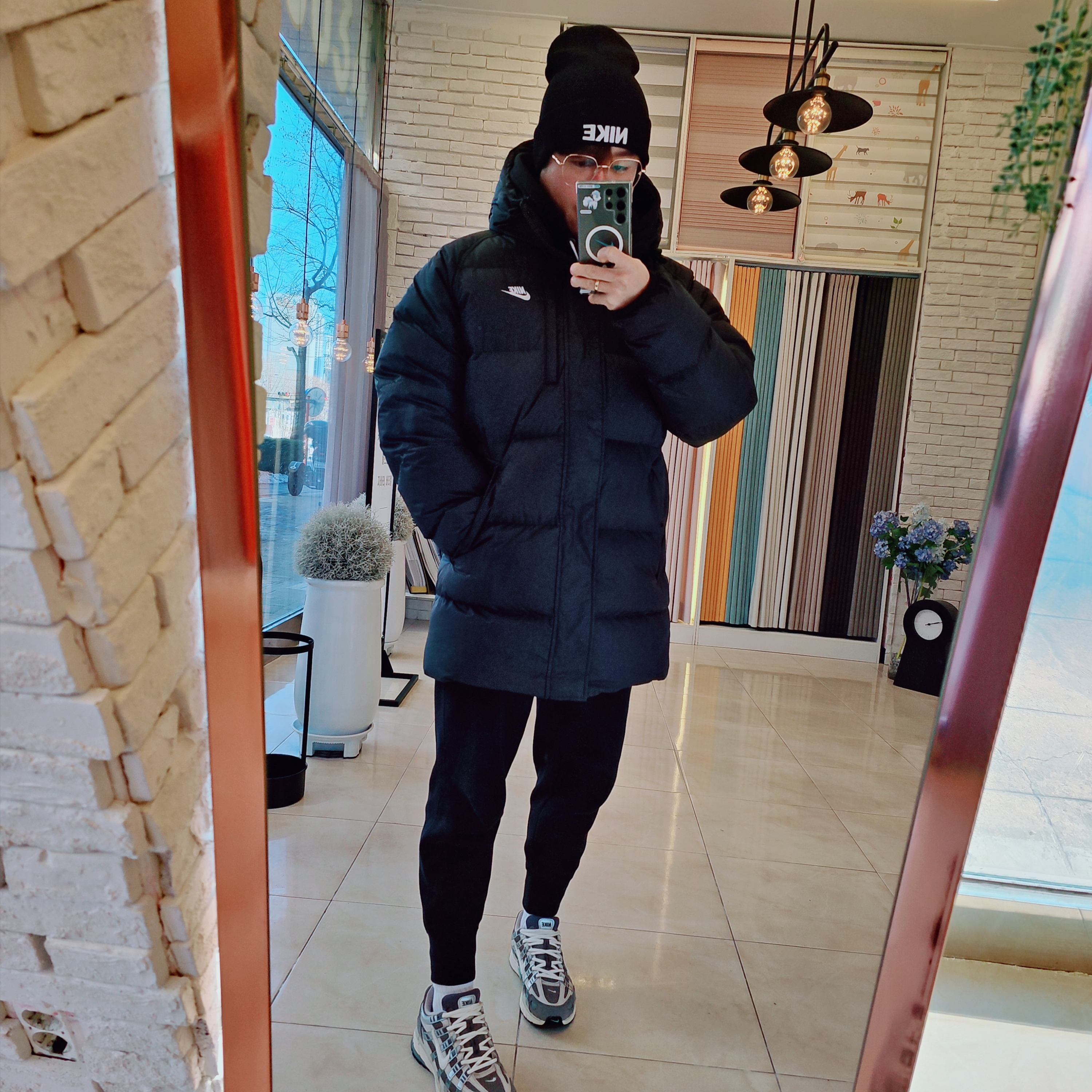 Nike Solo Swoosh Fleece Pullover Hoodie Black - Asia, Nike Peak Beanie Black 착용 스타일 - 2