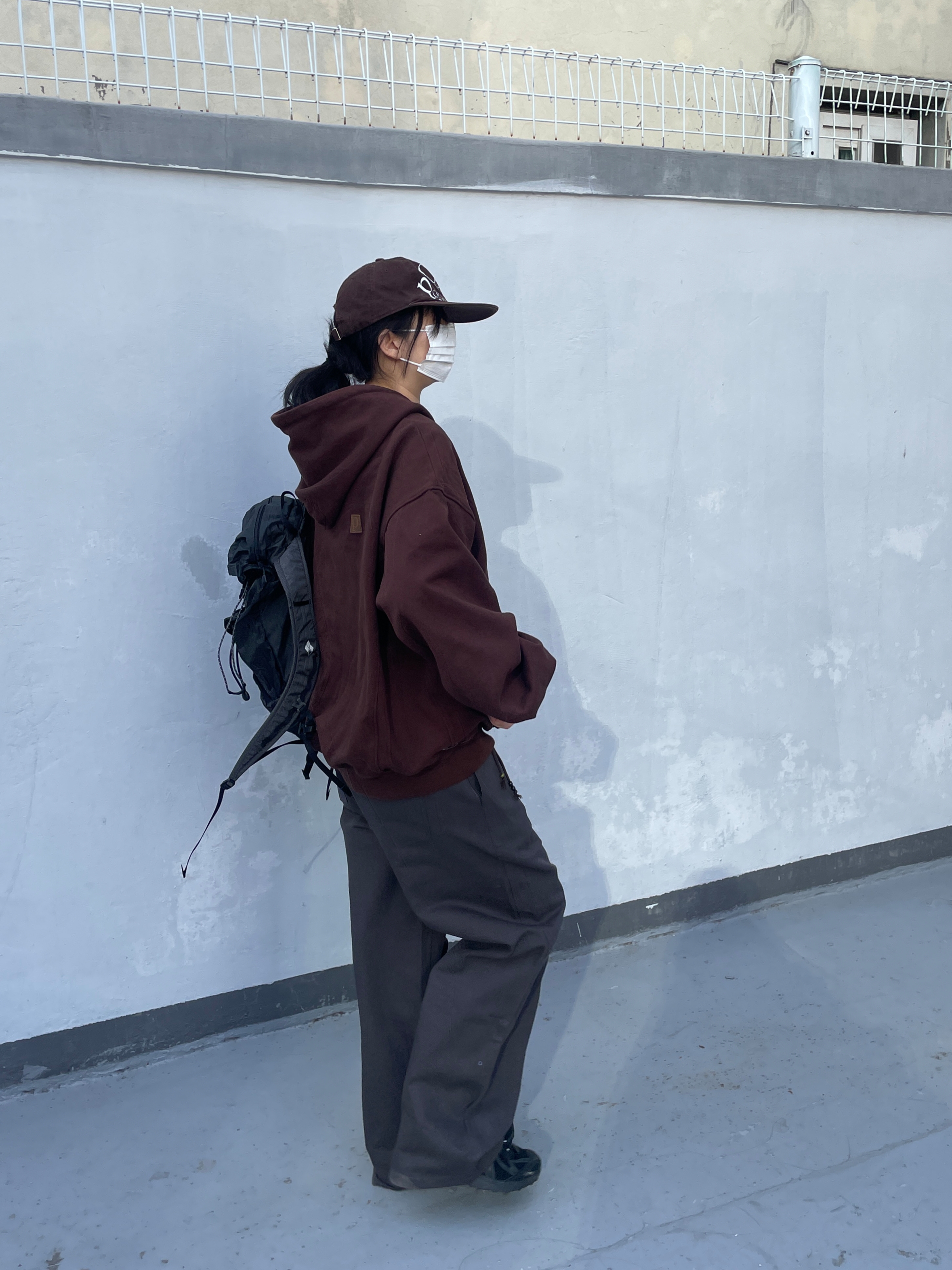 Salomon XT-Whisper Black Asphalt, Montbell Versalite Pack 20 Backpack Gunmetal Dark Gray 착용 스타일 - 2