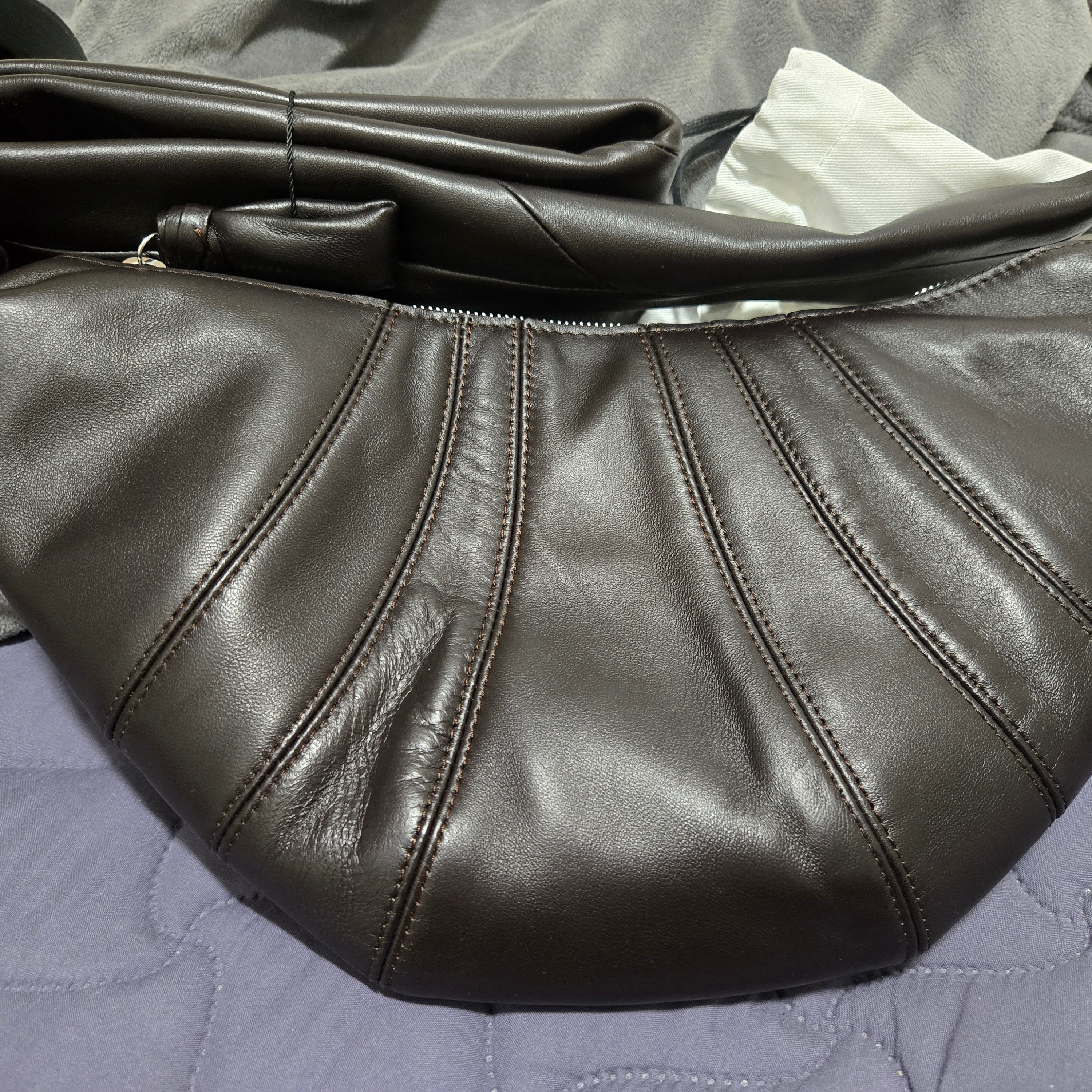 Lemaire Small Croissant Bag Soft Nappa Leather Dark Chocolate 착용 스타일 - 2