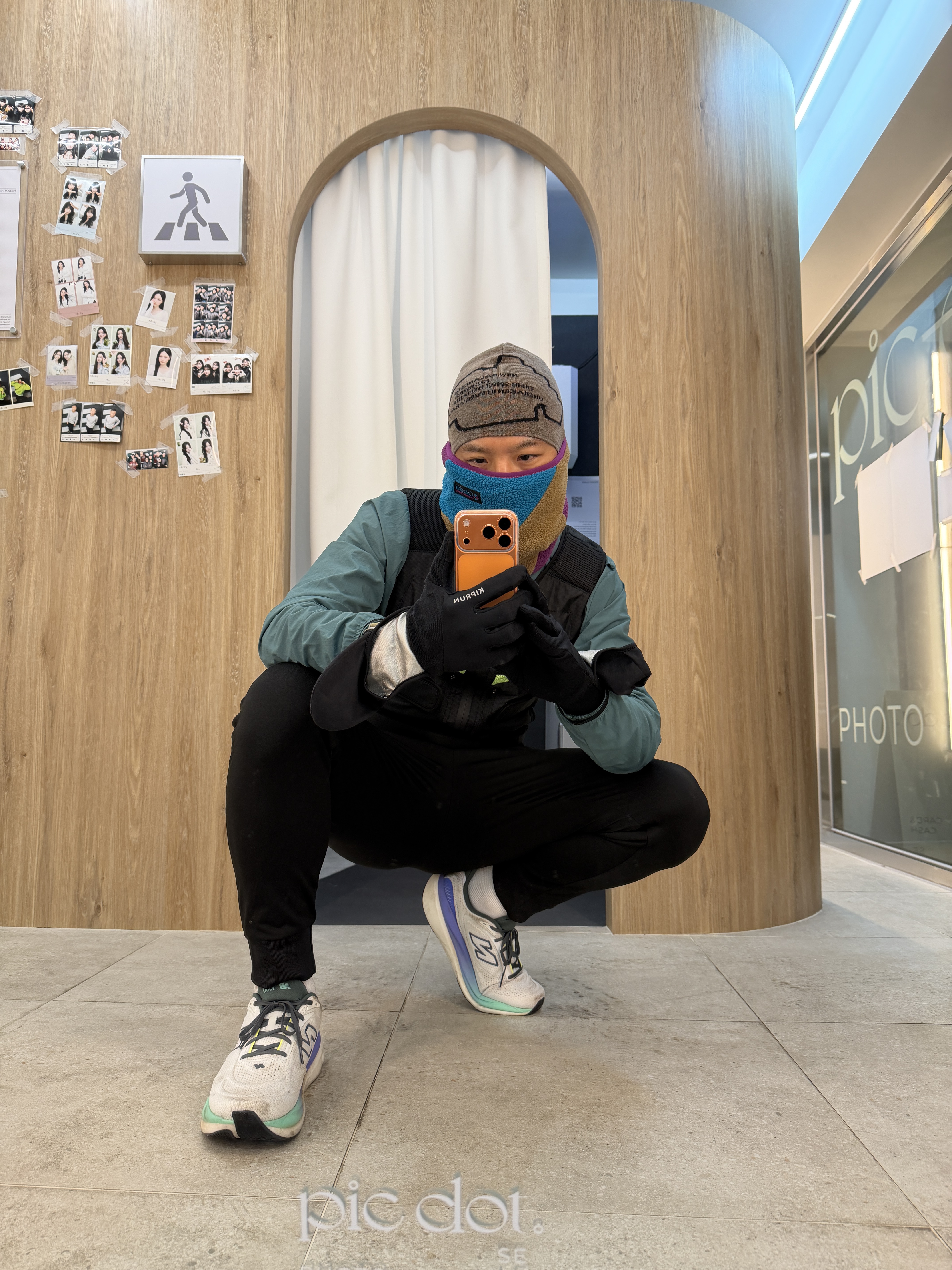 Apple iPhone 17 Pro 1TB Cosmic Orange 착용 스타일 - 3