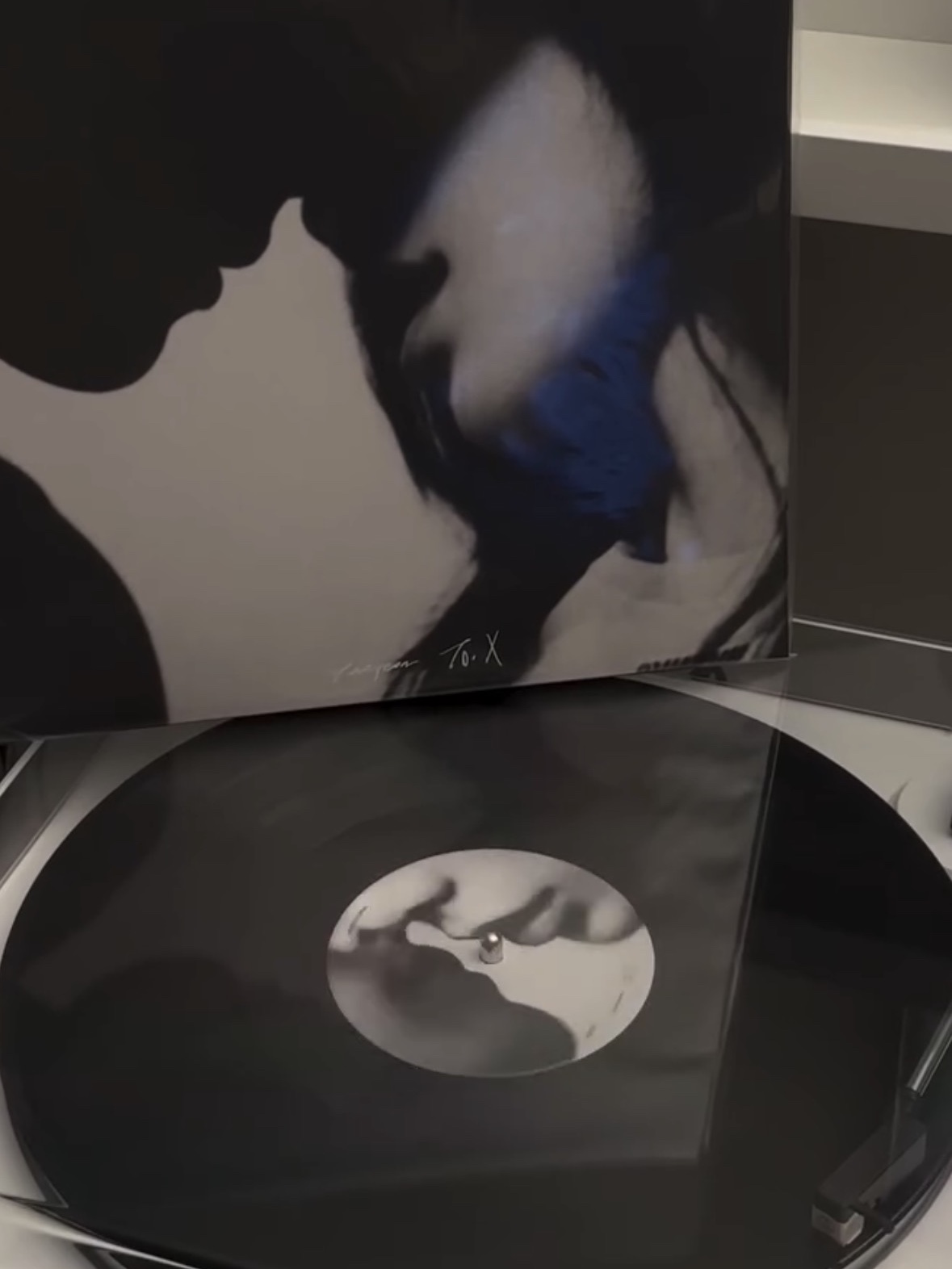 Taeyeon 5th Mini Album To. X LP Black 착용 스타일
