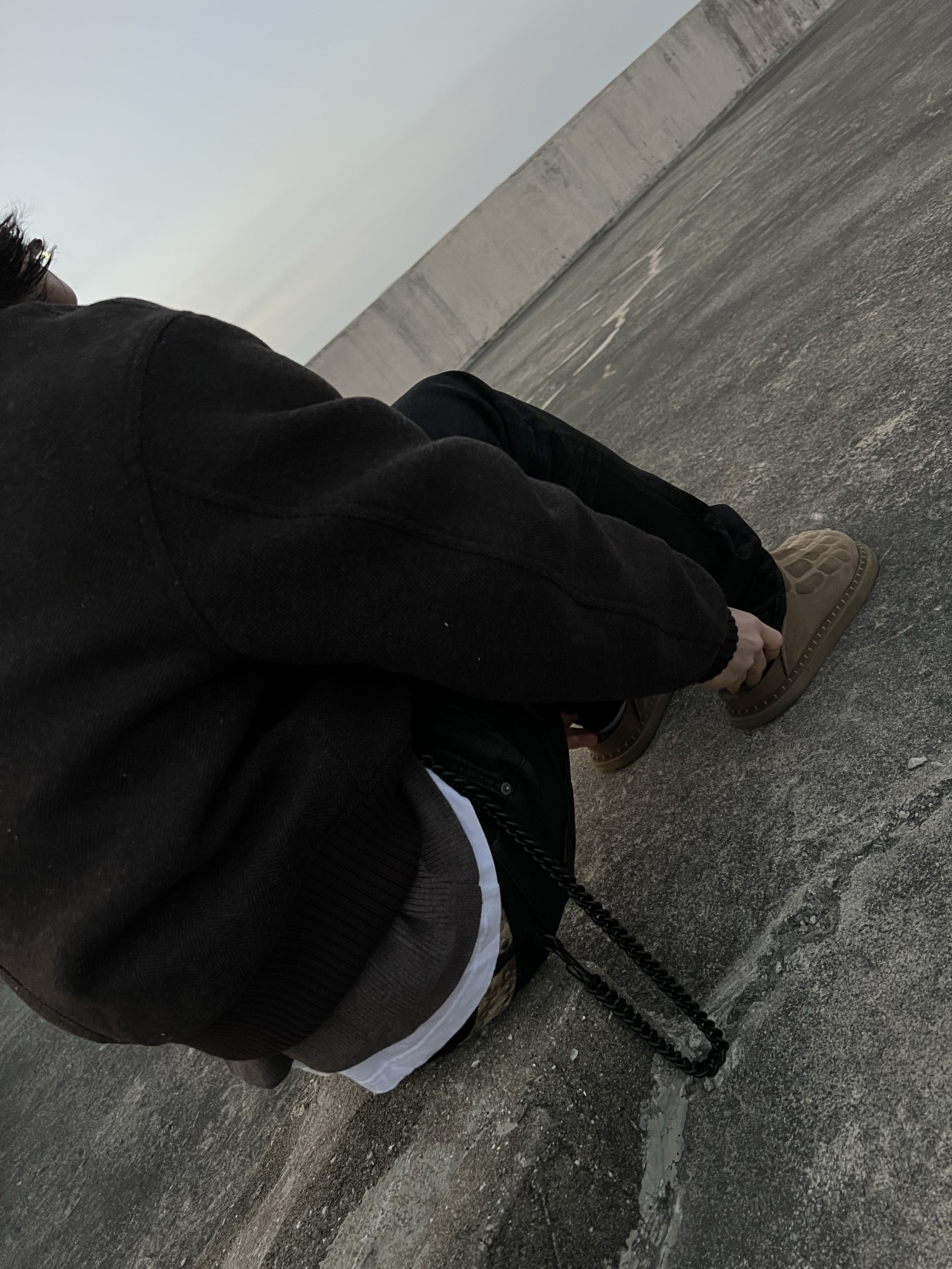 Kinchi x Yiyae Bone Mule Camel, Undermycar Black Bold Chain Slim Straight Wax Coated Jeans Black 착용 스타일 - 5