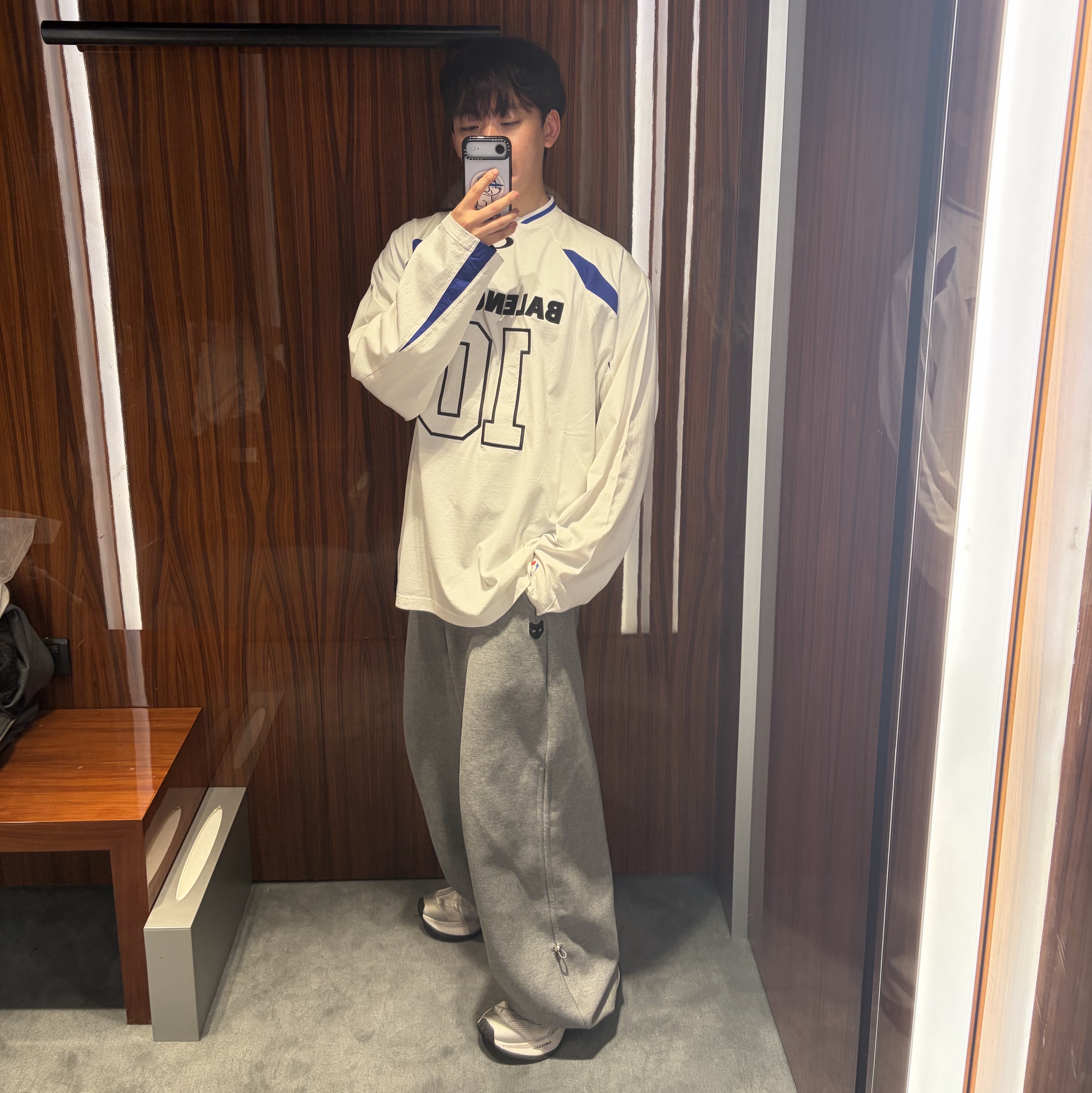 Balenciaga x NBA Collaboration Oversized Long Sleeve T-Shirt White Multicolor 착용 스타일