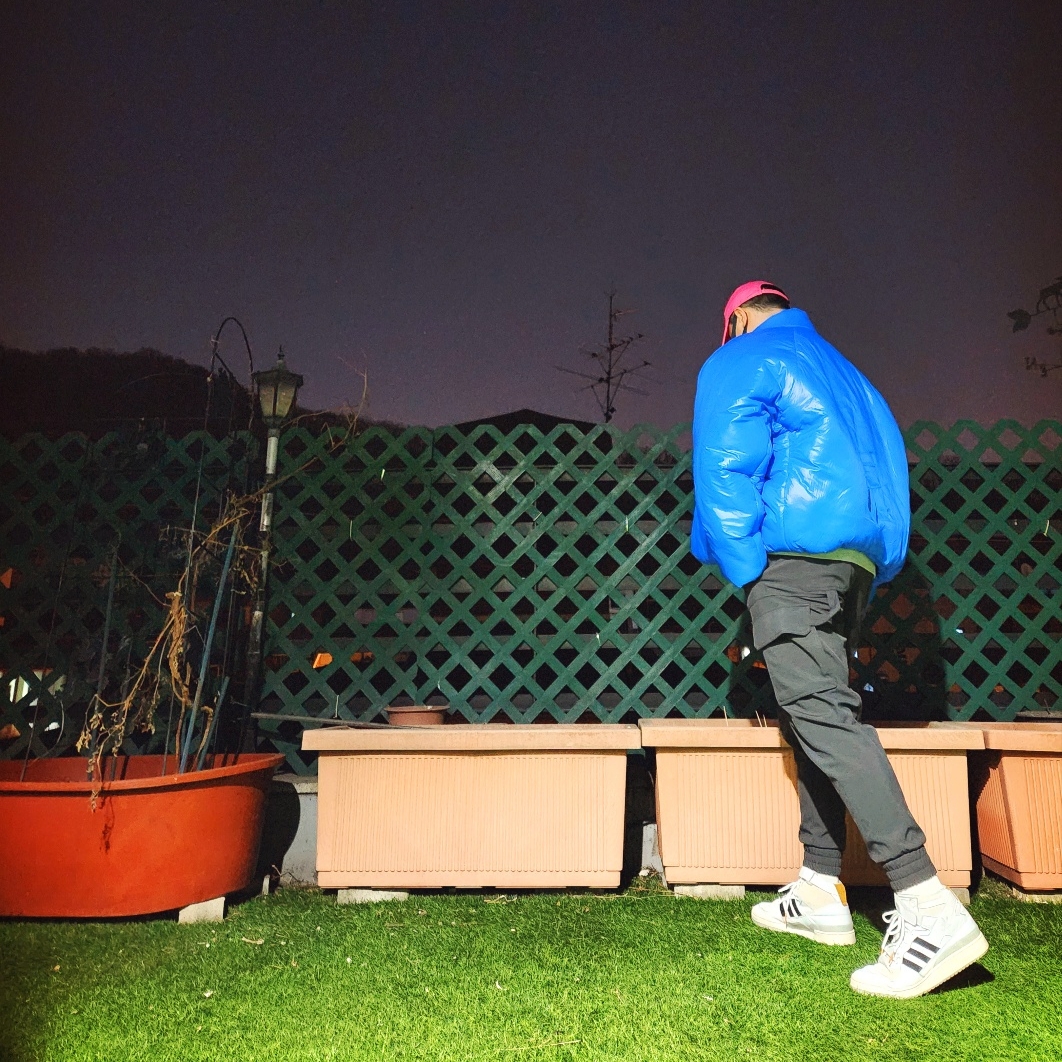 Yeezy Gap Round Jacket Blue, Adidas x Beyonce Ivy Park Forum Mid White Mesa 착용 스타일 - 2