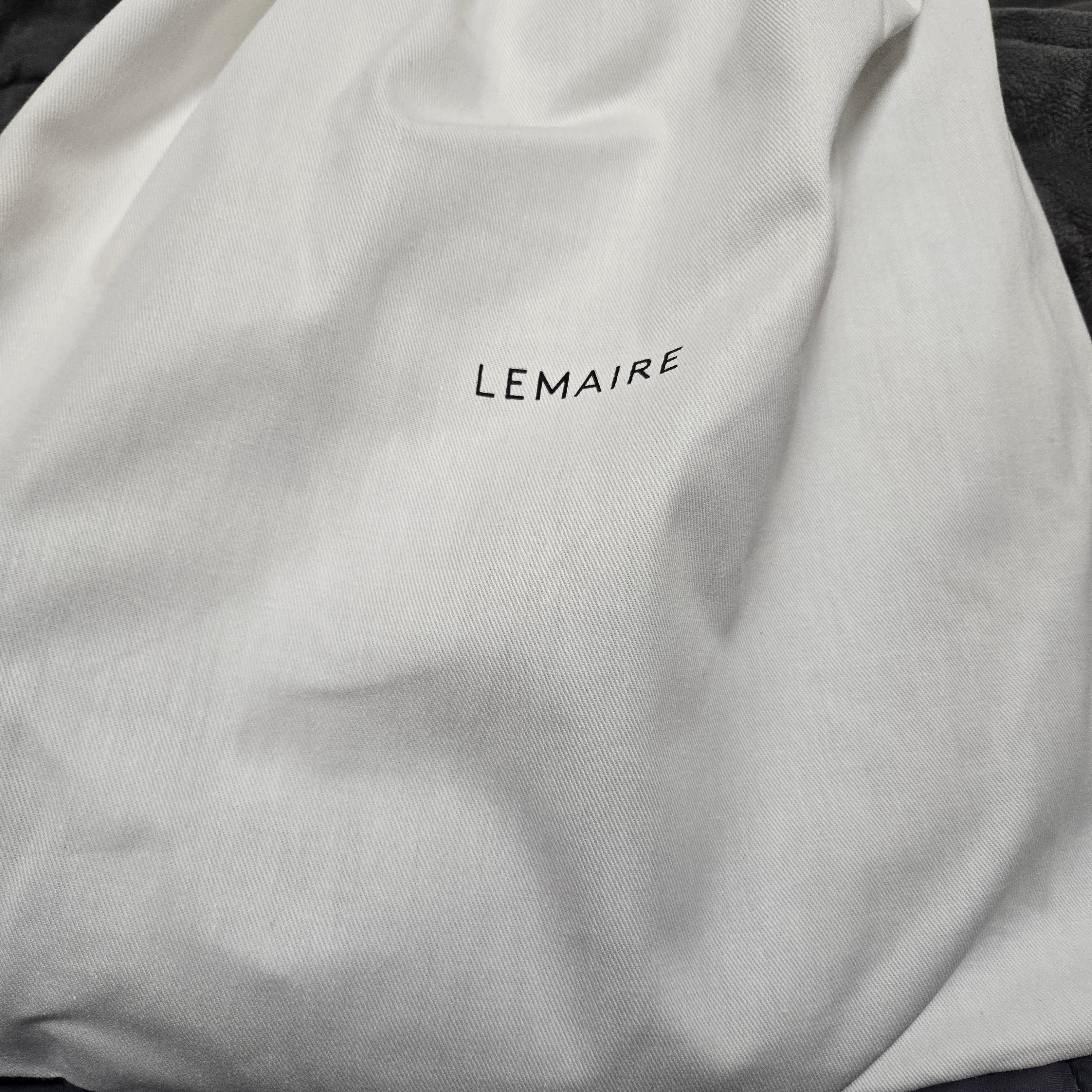 Lemaire Small Croissant Bag Soft Nappa Leather Dark Chocolate 착용 스타일 - 1