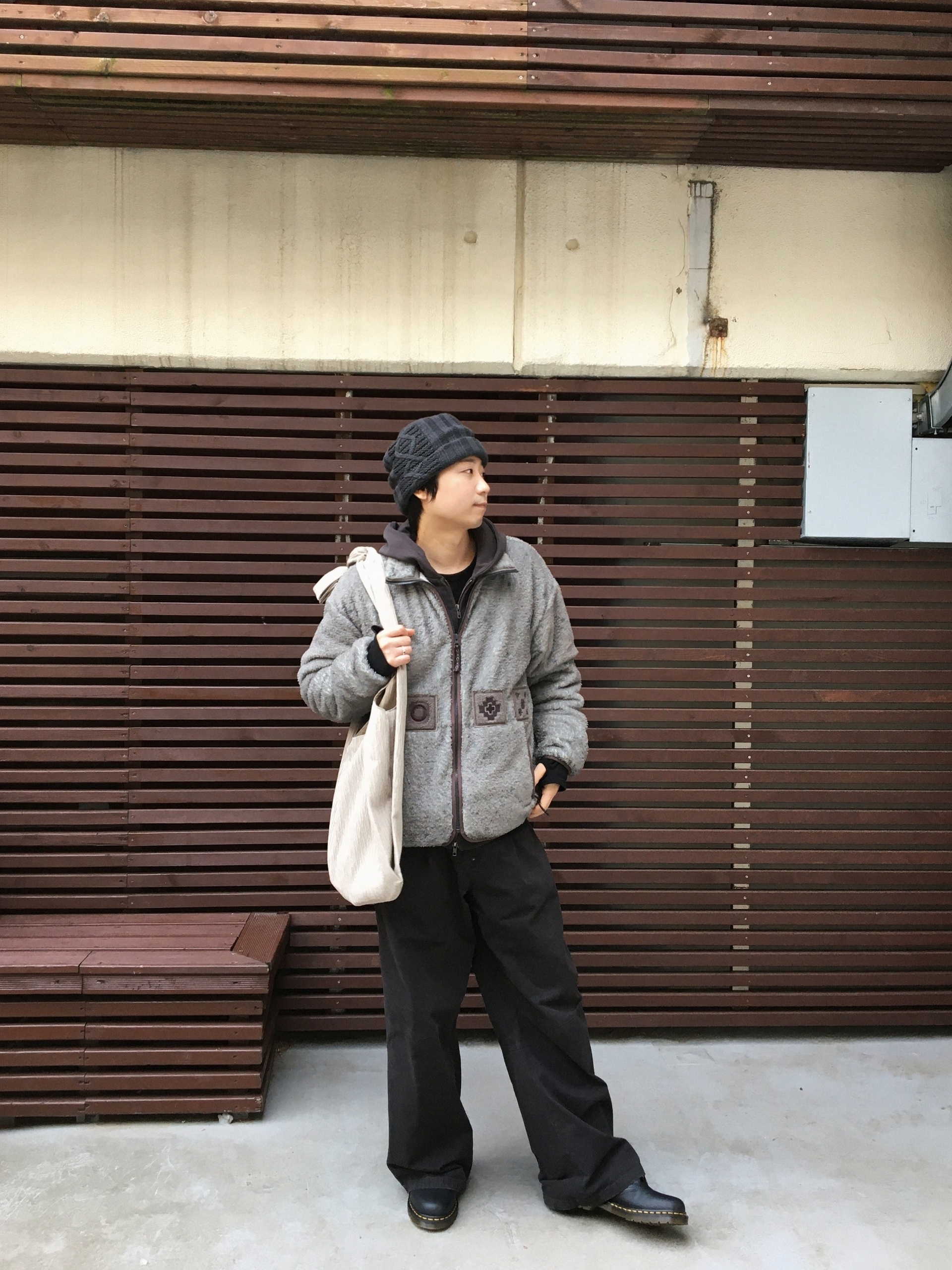 Hatchingroom Jacquard Big Beanie Charcoal, Polyteru Sherpa Fleece Jacket Beige 착용 스타일 - 1