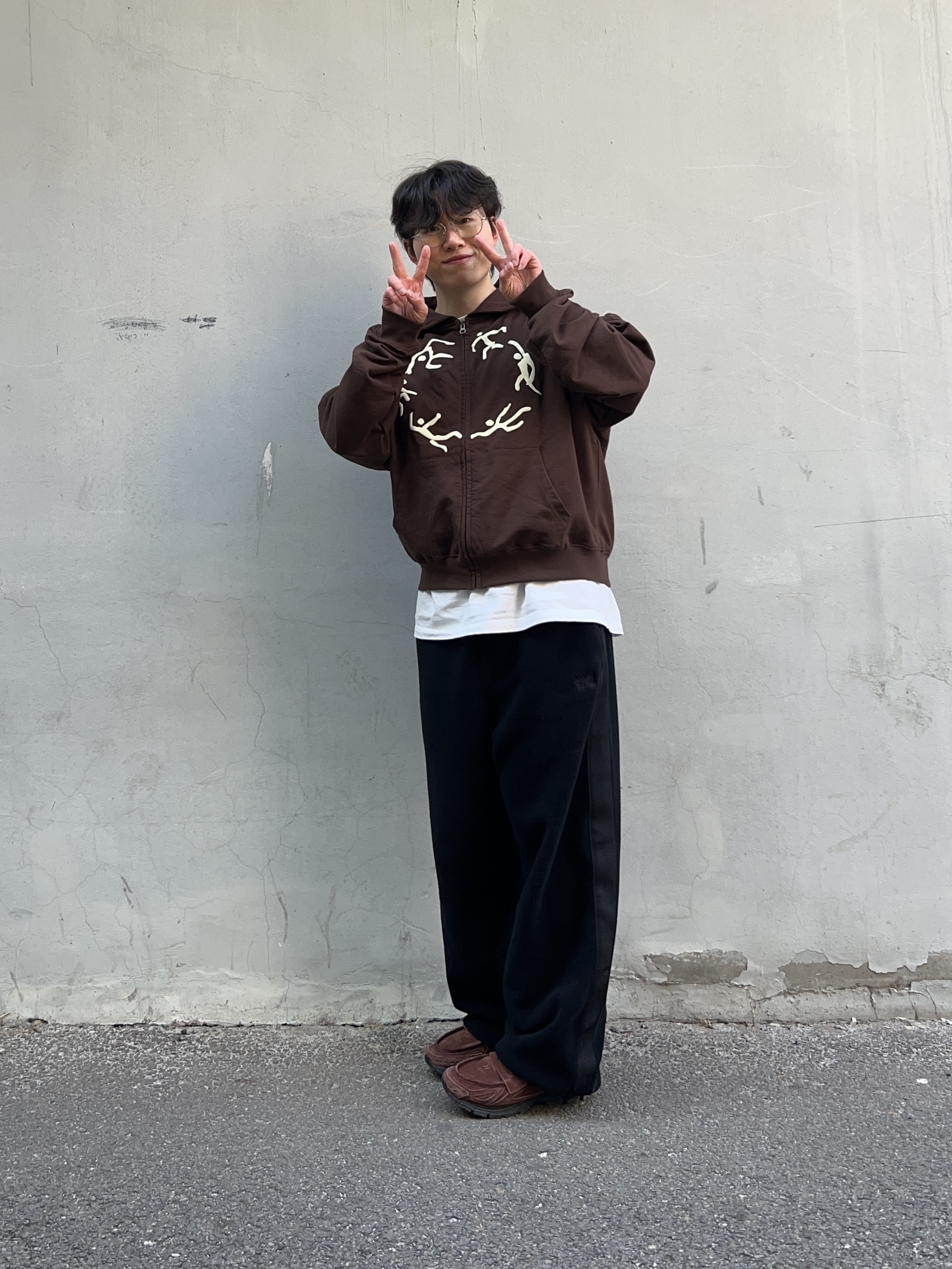 AMOU Dancing Circle Crop Hoodie Zip-Up Brown, New Balance 1906L Rich Oak 착용 스타일 - 3