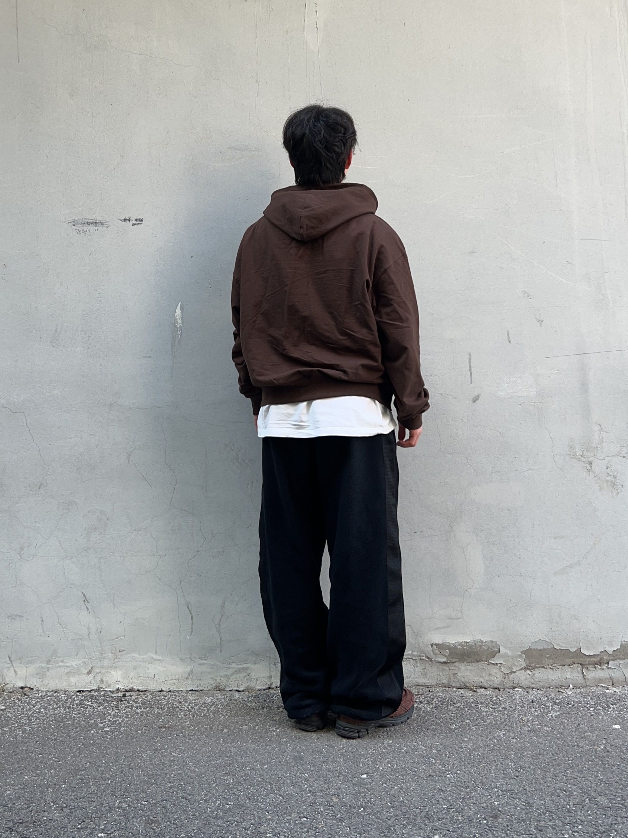 AMOU Dancing Circle Crop Hoodie Zip-Up Brown, New Balance 1906L Rich Oak 착용 스타일 - 2