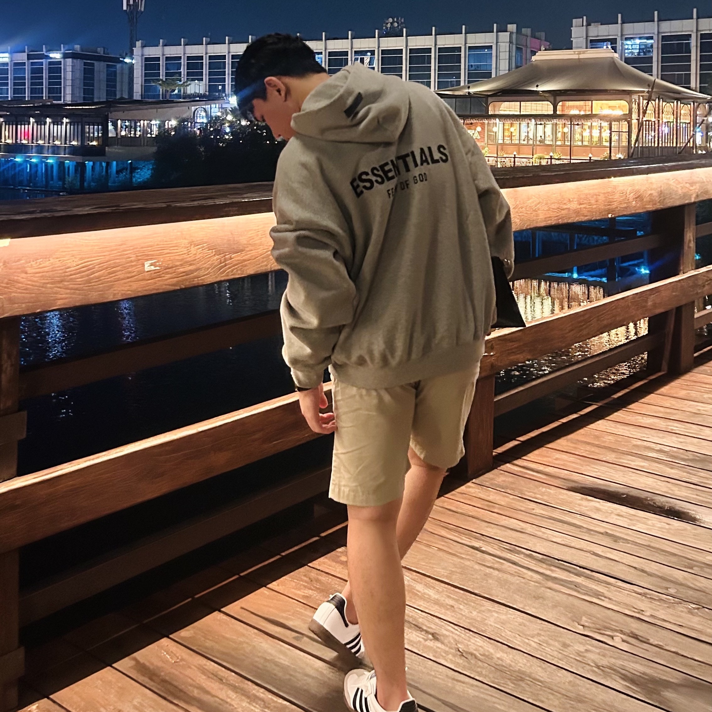 Essentials The Core Collection Hoodie Dark Oatmeal 착용 스타일 - 2