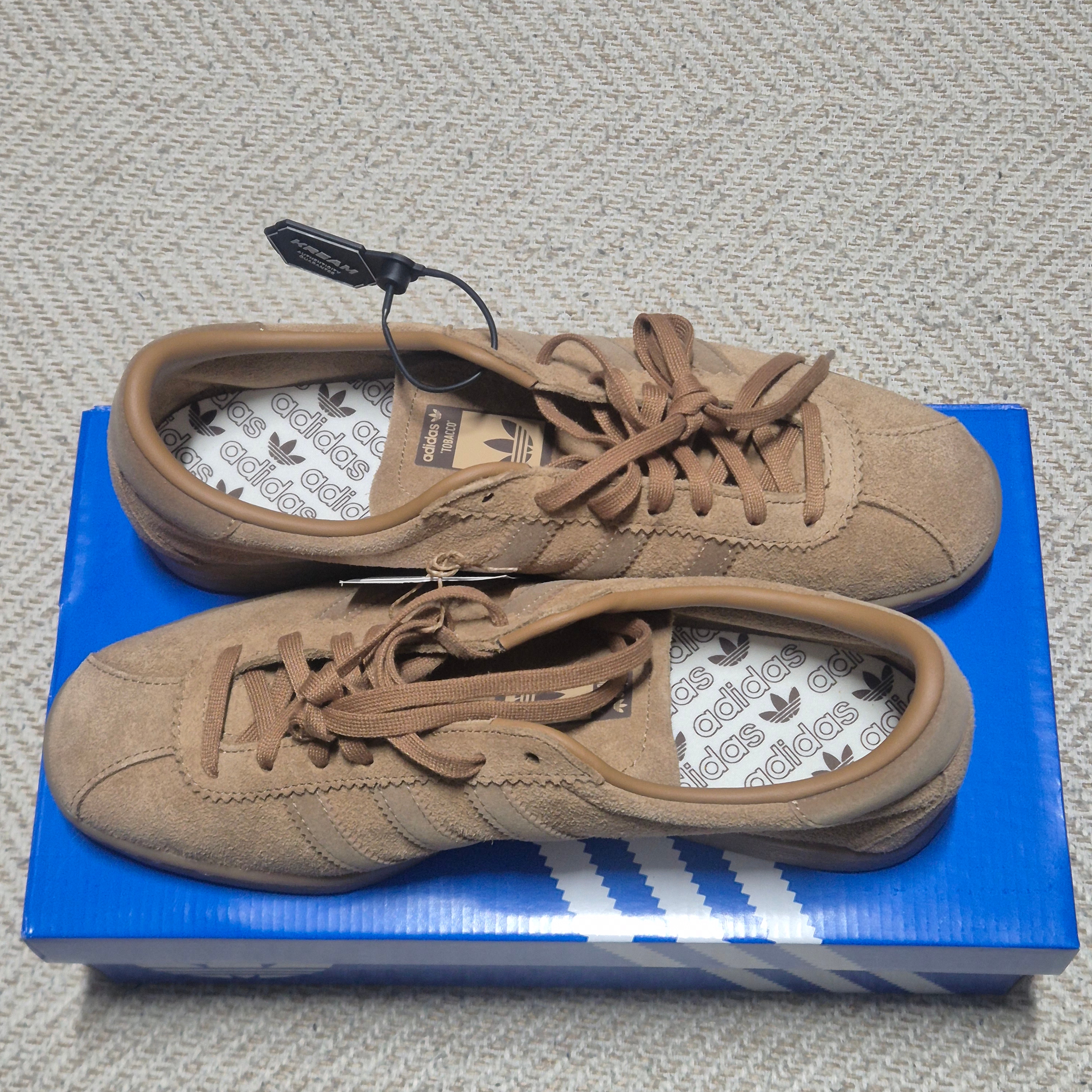 Adidas Tobacco Team Brown Desert Cardboard 착용 스타일