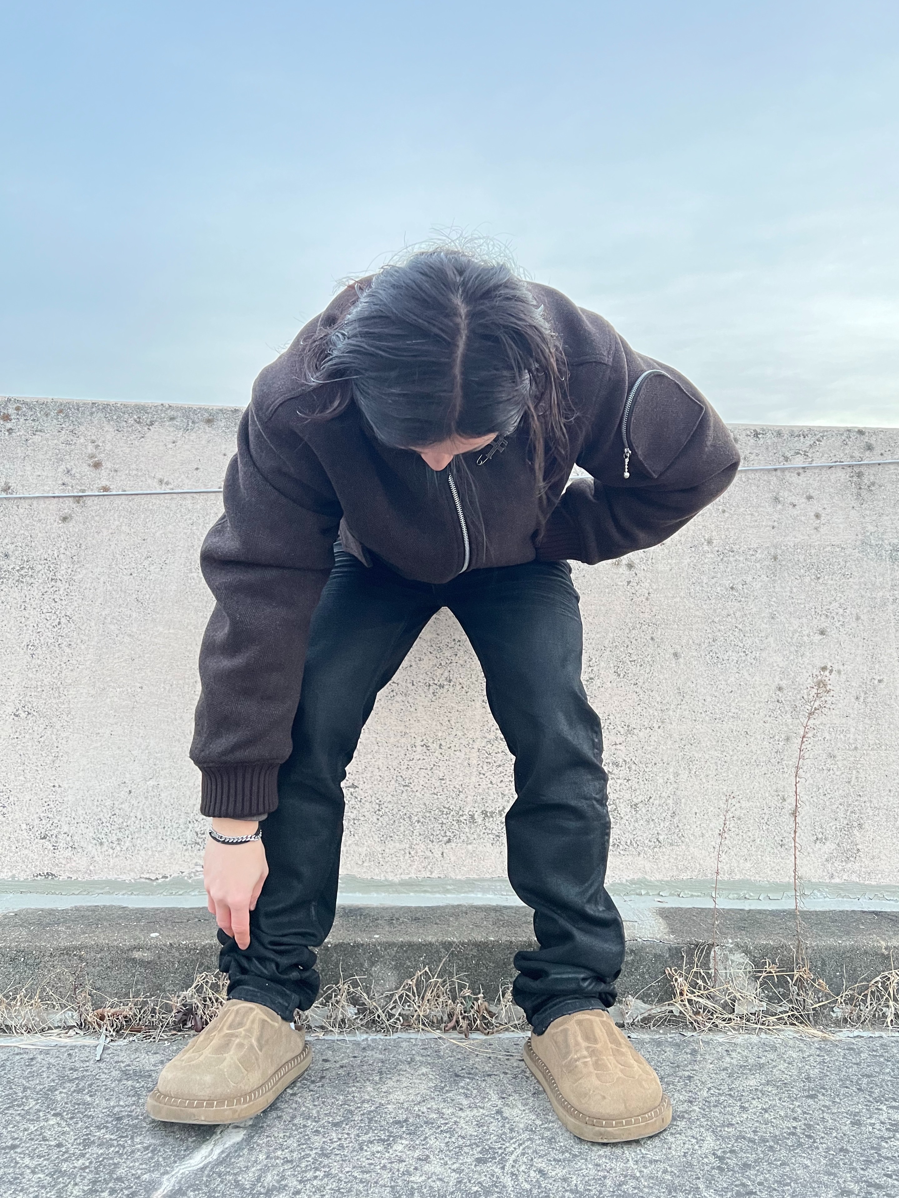 Kinchi x Yiyae Bone Mule Camel, Undermycar Black Bold Chain Slim Straight Wax Coated Jeans Black 착용 스타일 - 1